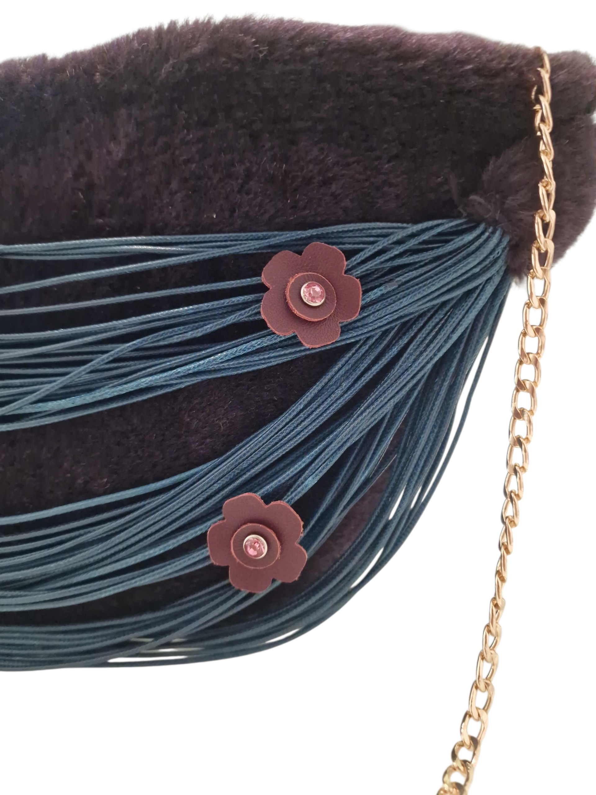 dettaglio da vicino della borsa notte di lubna con frangia color petrolio e fiori in pelle naturale viola chiaro con pietra rosa