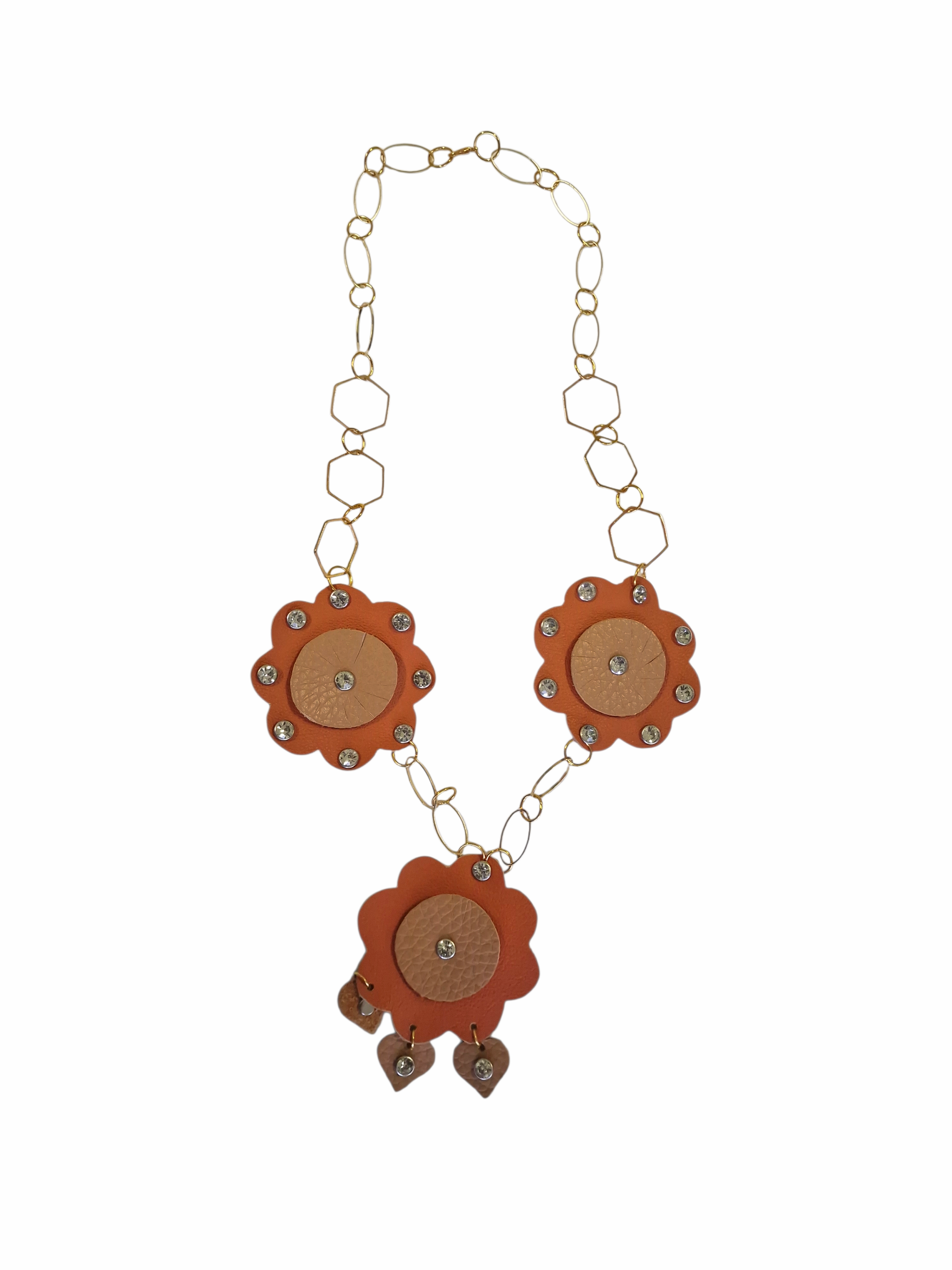 Vista completa della collana Zagara d’Oro con catena dorata e composizione floreale.