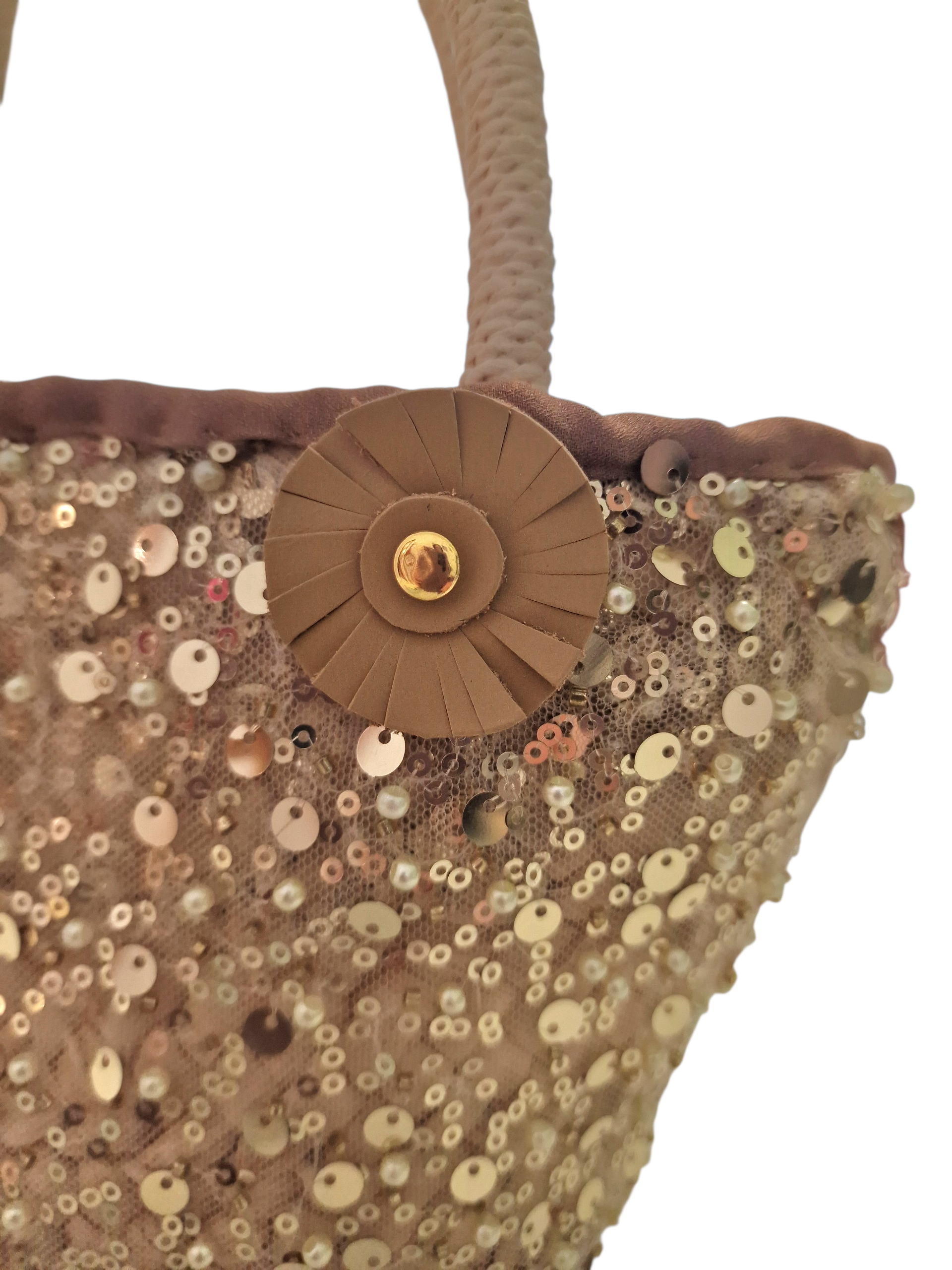 dettaglio della coffetta luce d'ammuri con fiore in pelle naturale  e bottoncino dorato