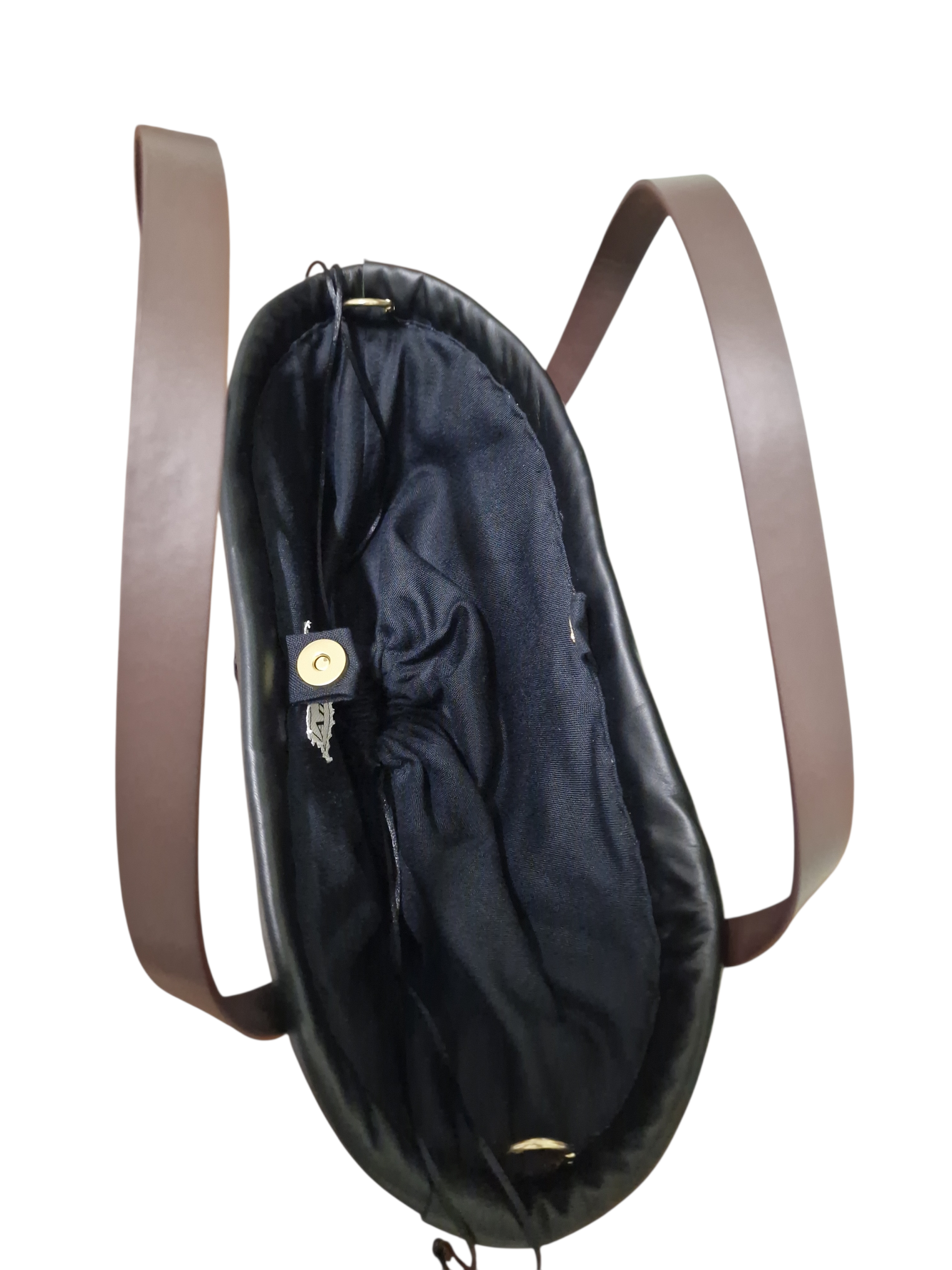 vista dell'interno della borsa in cotone nero con tasca e bottoncino