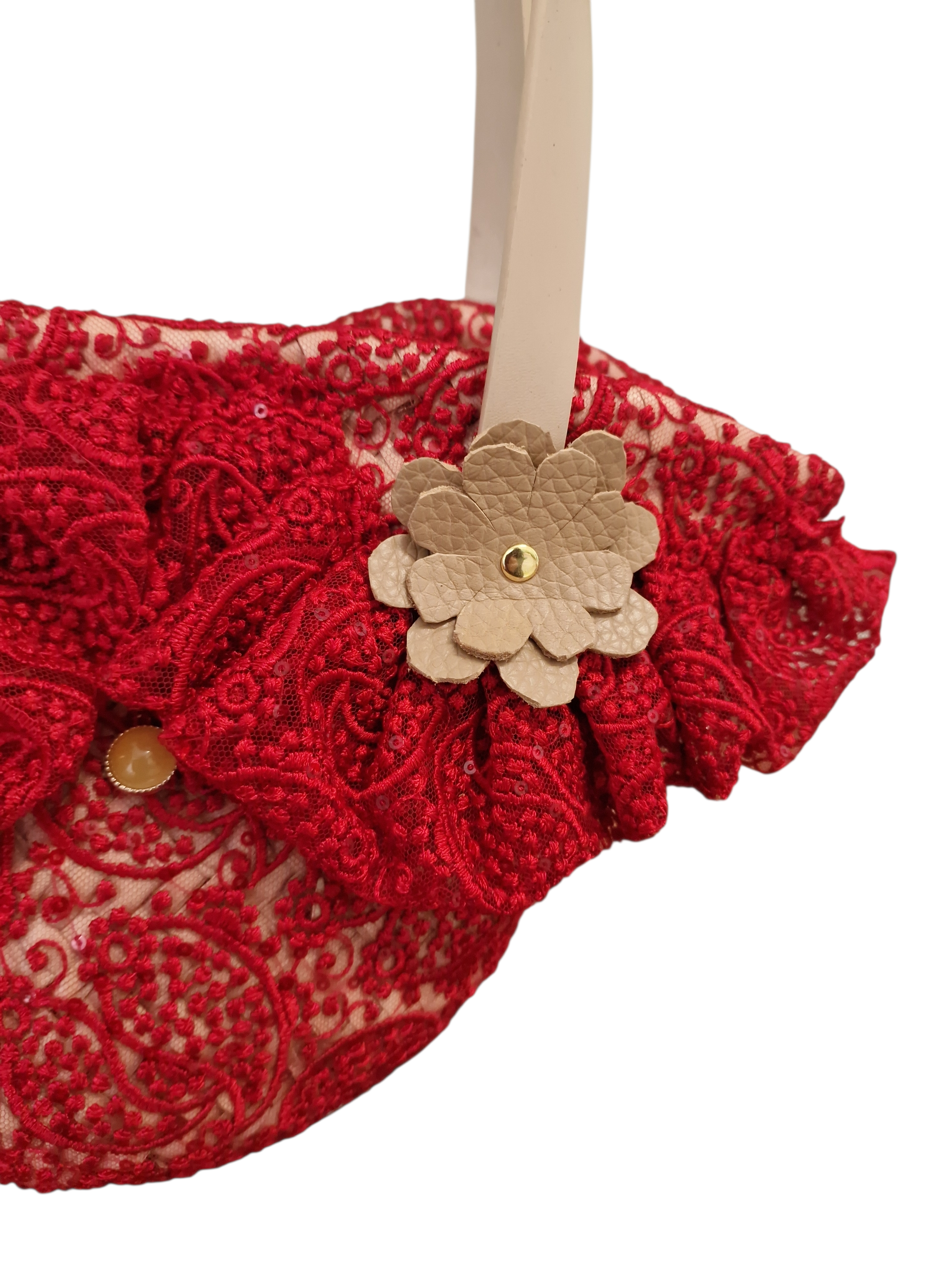 Ogni dettaglio della coffa IBLA racconta una storia: tessuti lavorati a mano, fiore Ammuri e finiture curate rendono ogni pezzo unico e autentico.