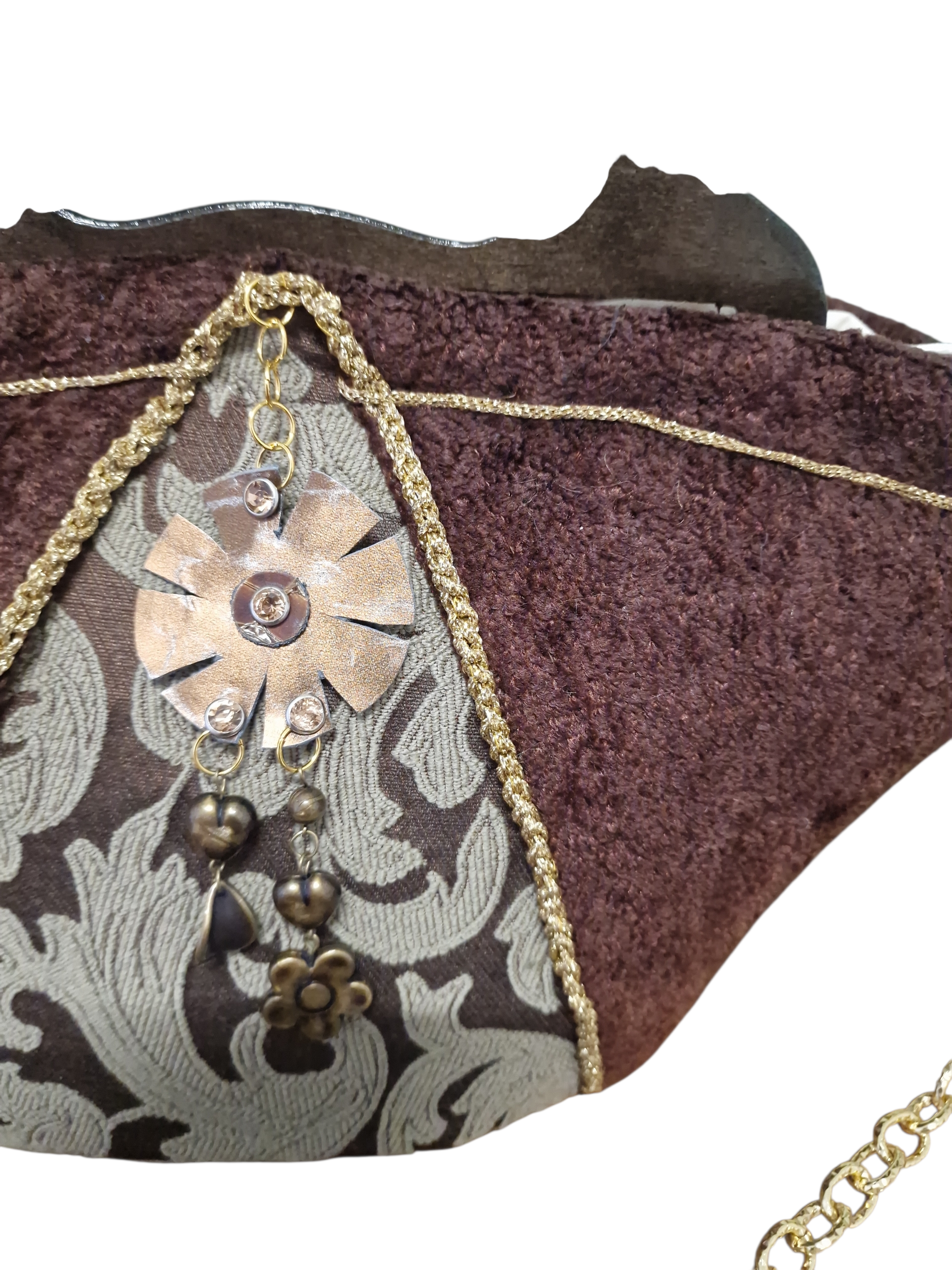 Dettaglio coffa Ammuri Reginella con triangolo damascato, bordino oro e charm centrale