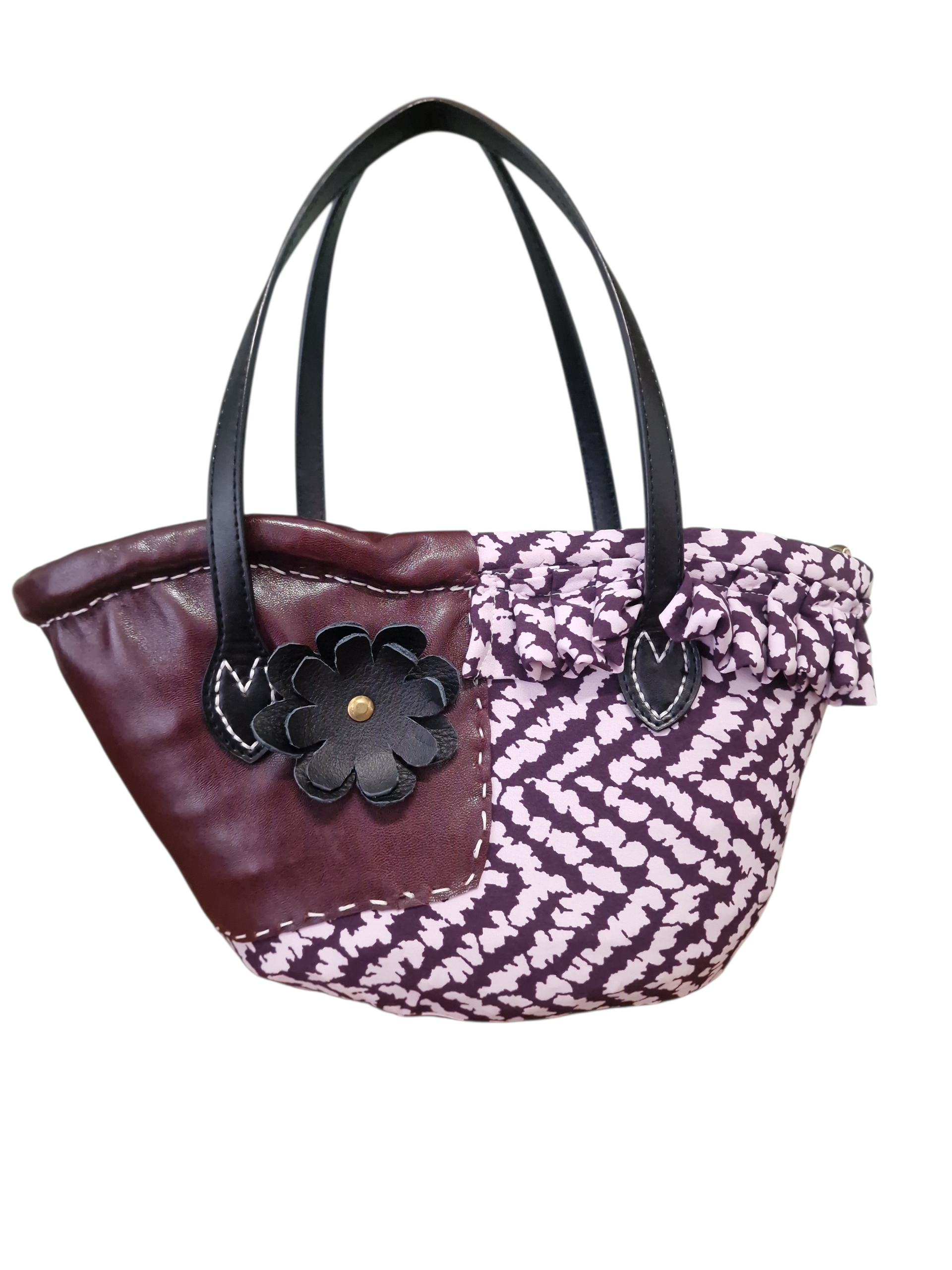 Coffa Ammuri artigianale con manici in pelle e dettaglio fiore in pelle, vista laterale su sfondo chiaro.