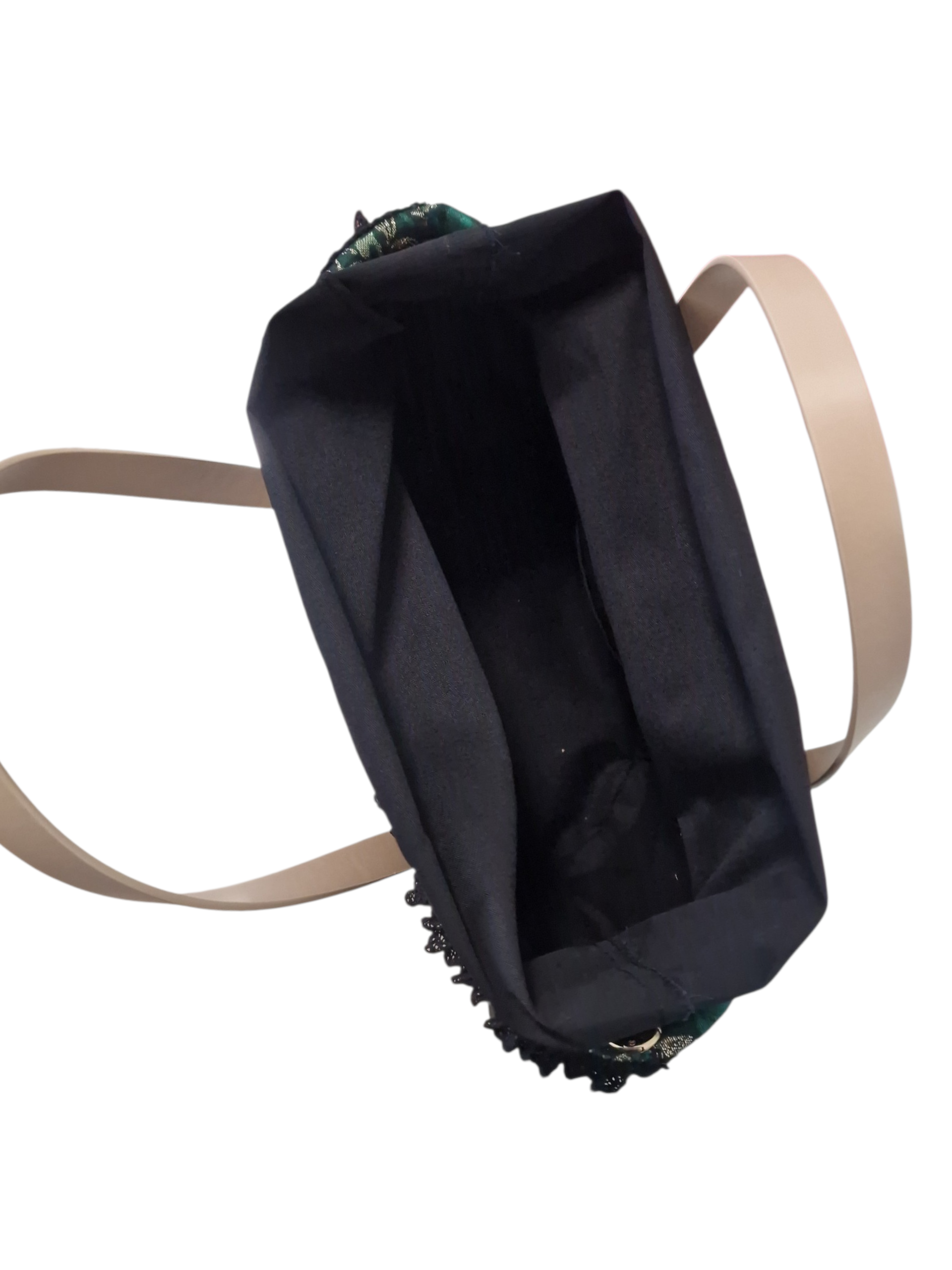 Interno della borsa Ammuri con vista sul sacchetto interno nero di cotone