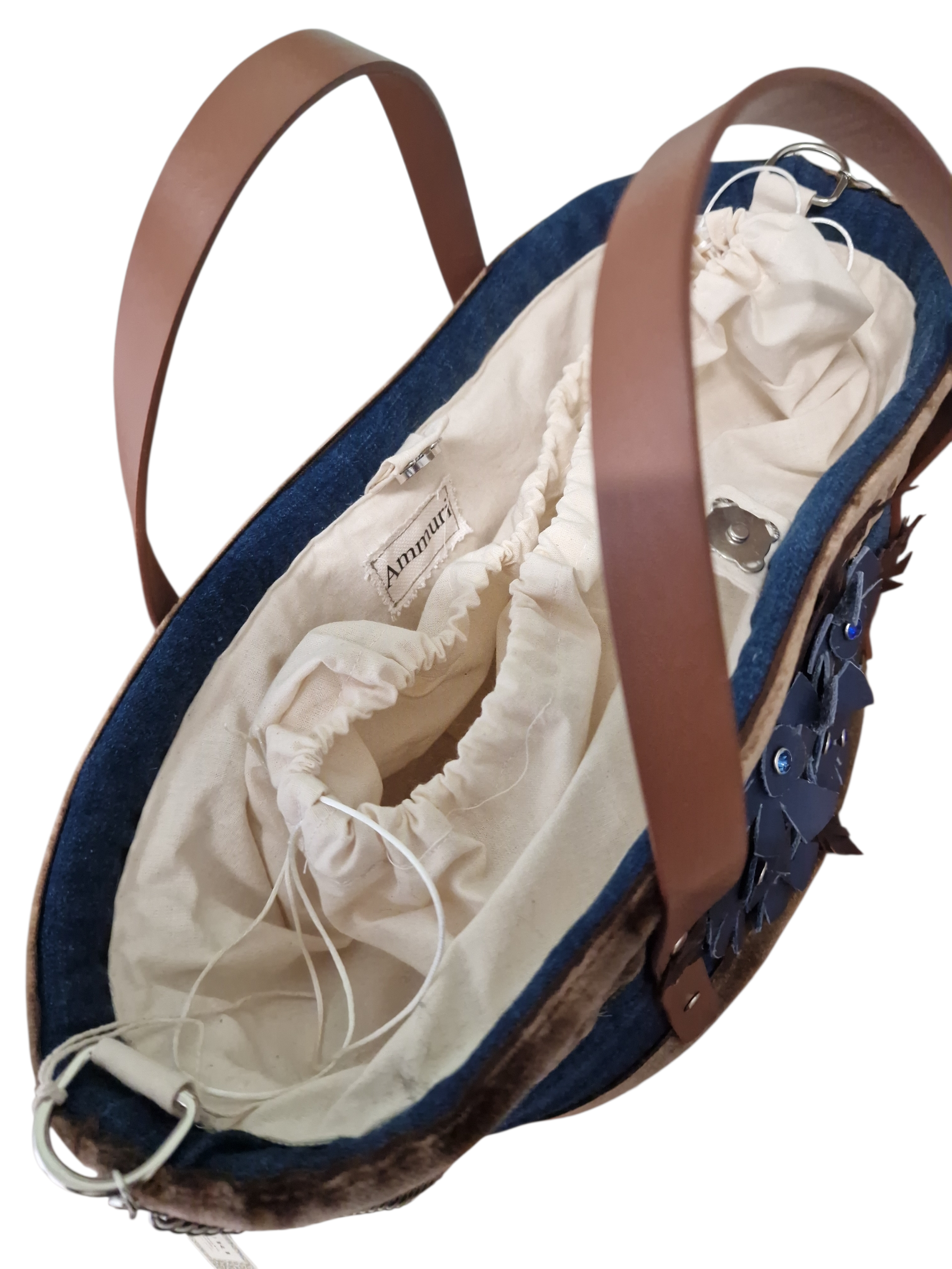 borsa z<afira vista dall'alto con interno rivestito e chiusura a bottoncino magnetico