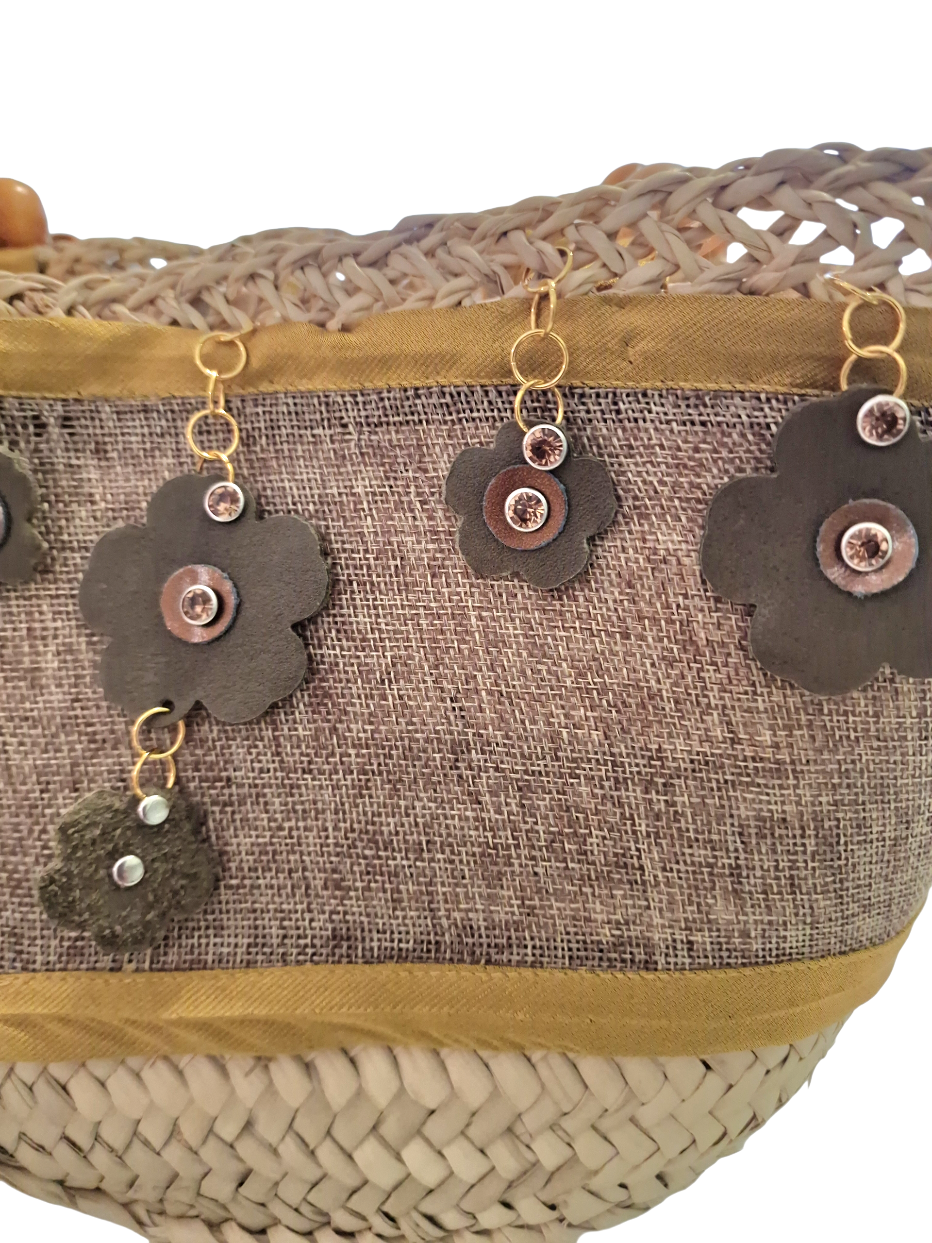 dettaglio da vino della coffa ammuri con fiori in pelle fatti a mano color verde e punti luce oro