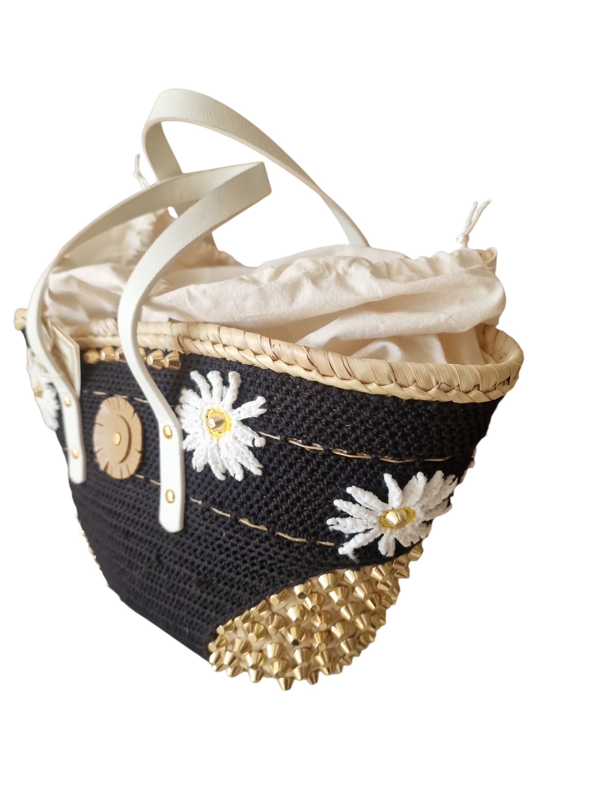 vista laterale e dettagli di uncinetto della borsa coffa marì con margherite bianche realizzate a mano