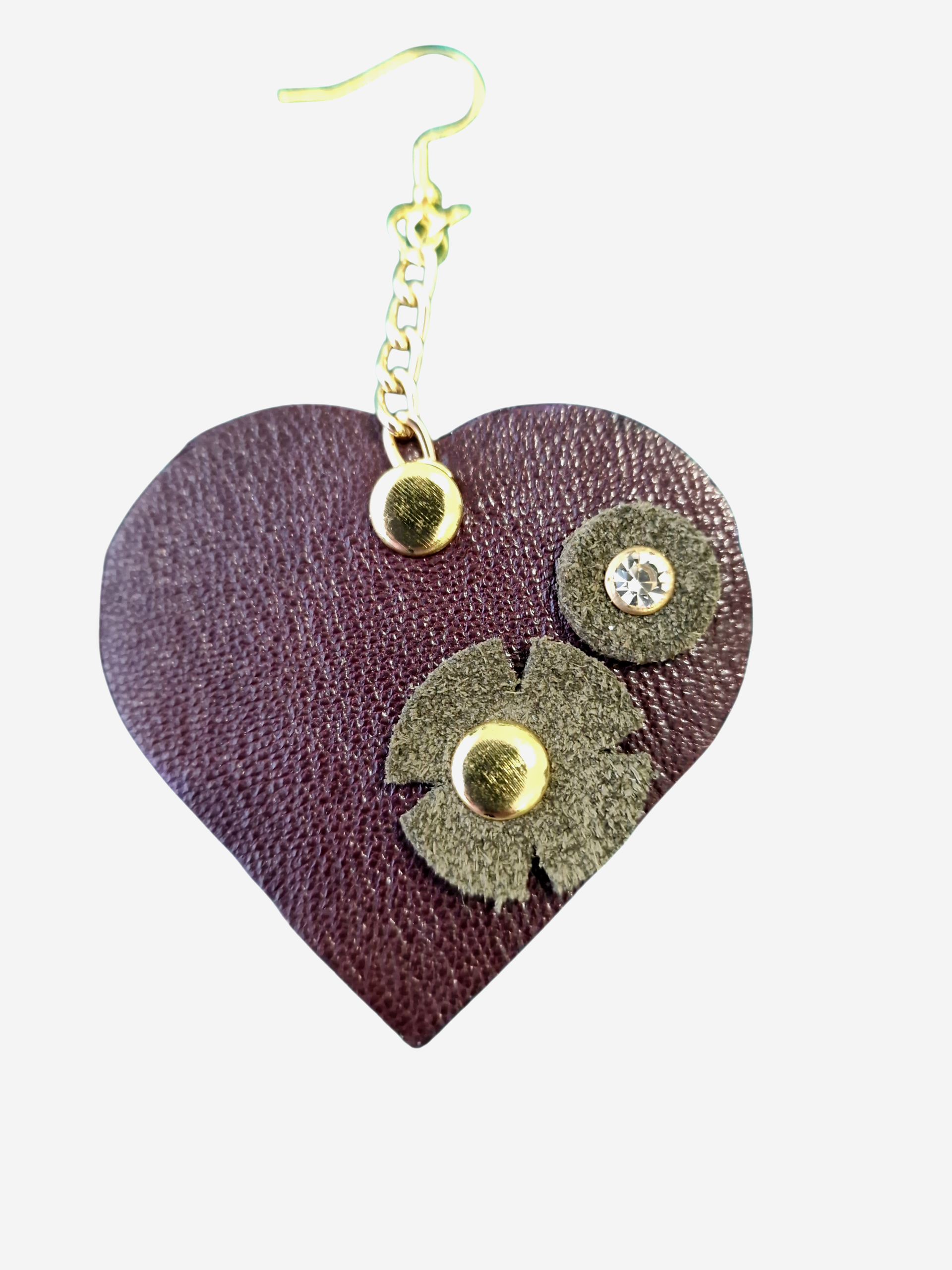 Dettaglio orecchino a cuore in pelle bordeaux con fiore applicato e punto luce