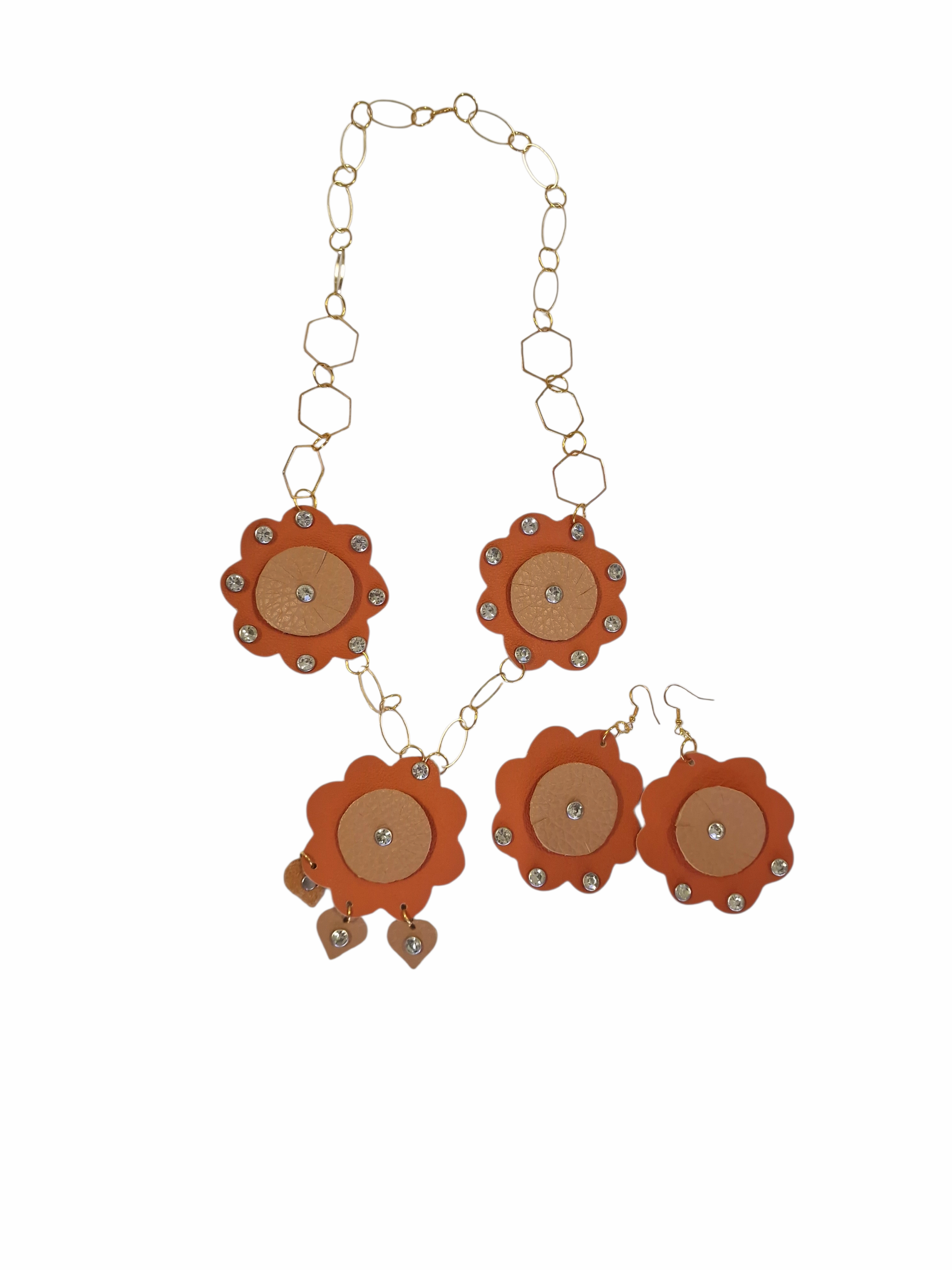 Collana artigianale con elementi floreali e punti luce, realizzata a mano in Sicilia.