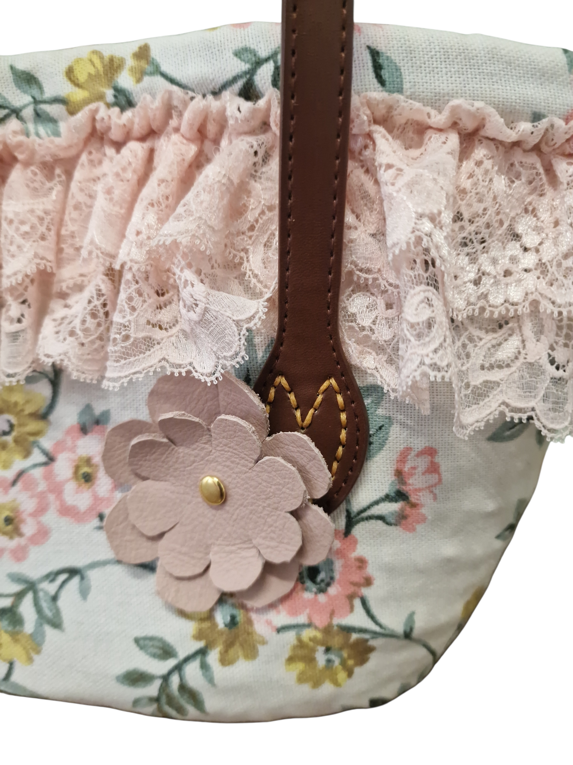 Dettaglio Fiore Ammuri in pelle rosa cipria su coffetta Marzamemi