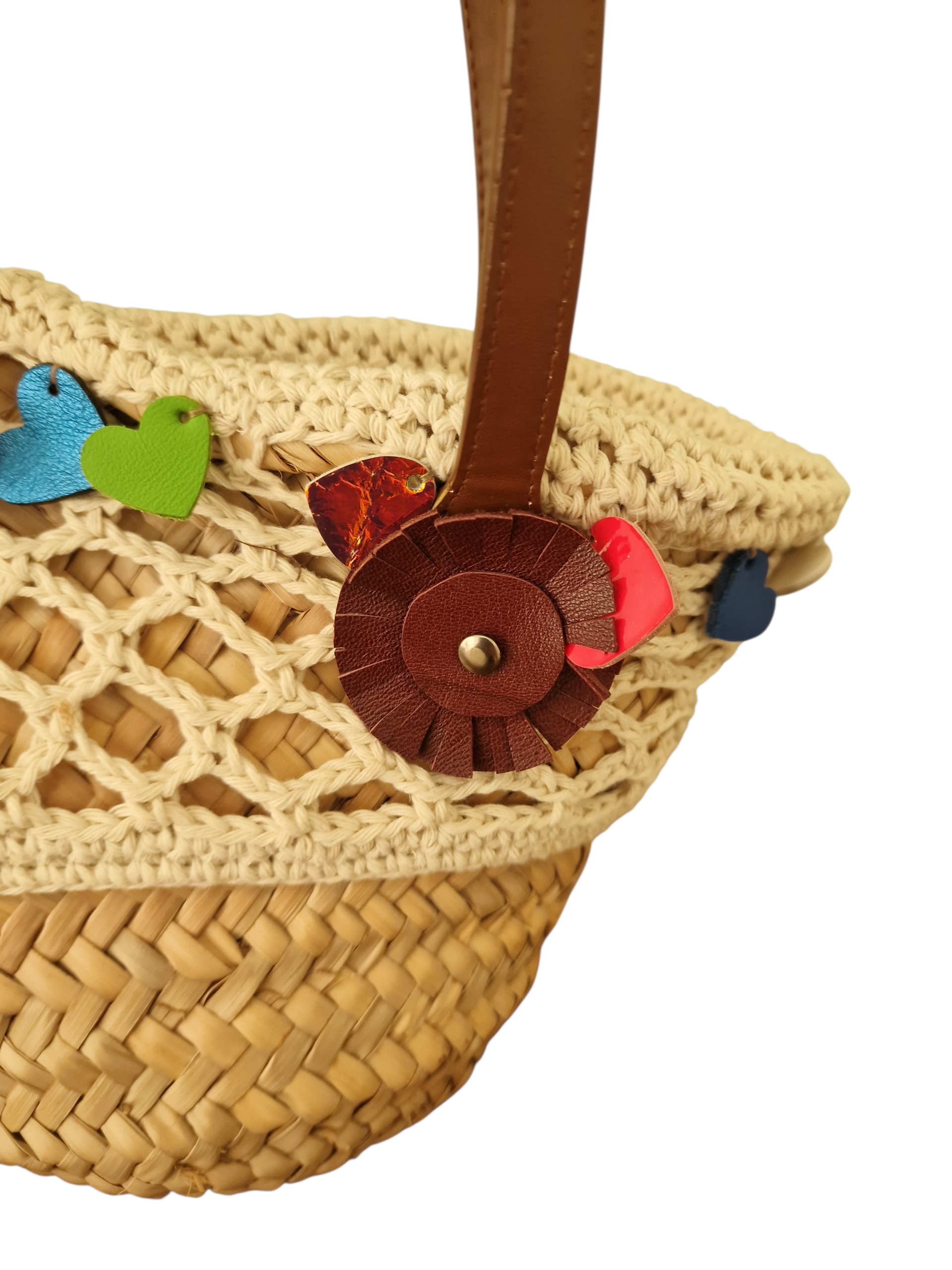 dettaglio fiore ammuri applicato alla coffetta cuori in festa , fatto a mano in pelle naturale