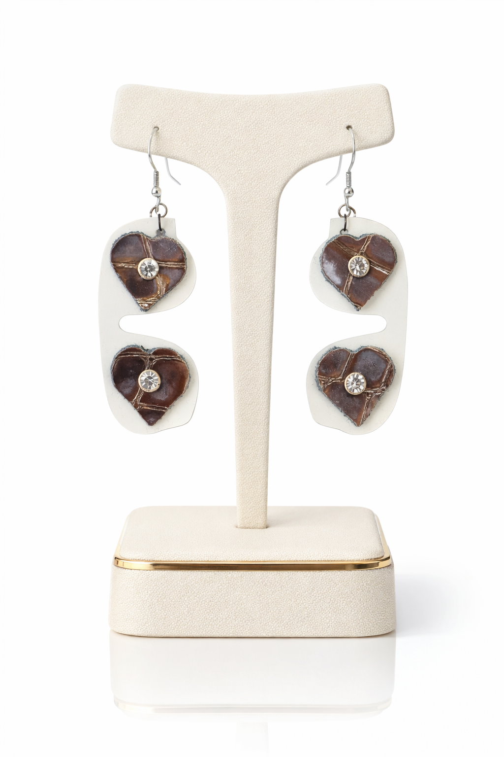 ESSENZA esposti su supporto elegante per mettere in risalto materiali, forma e lavorazione artigianale.