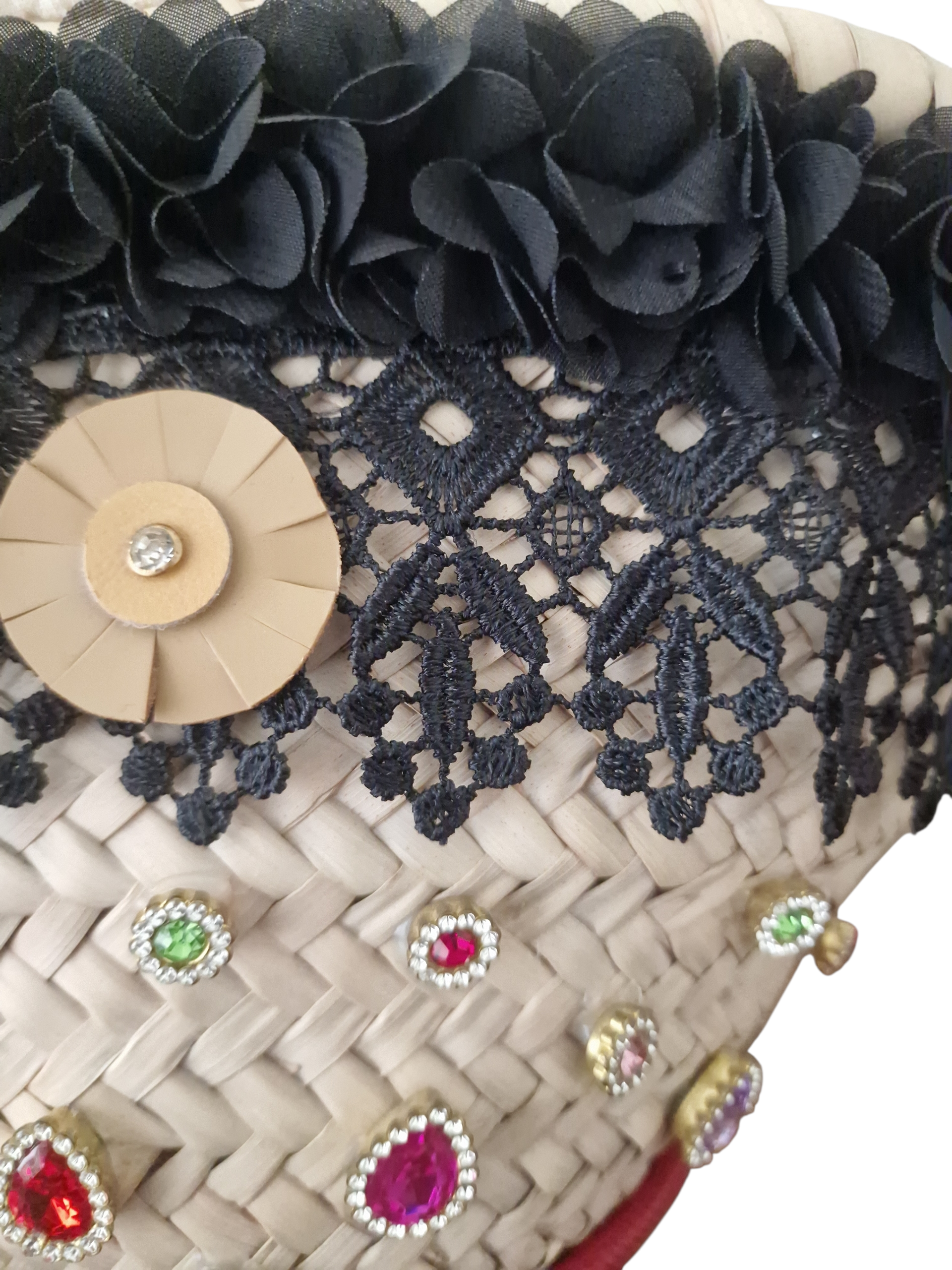 vista da vicino del fiore ammuri fatto a mano in pelle naturale e pizzo nero