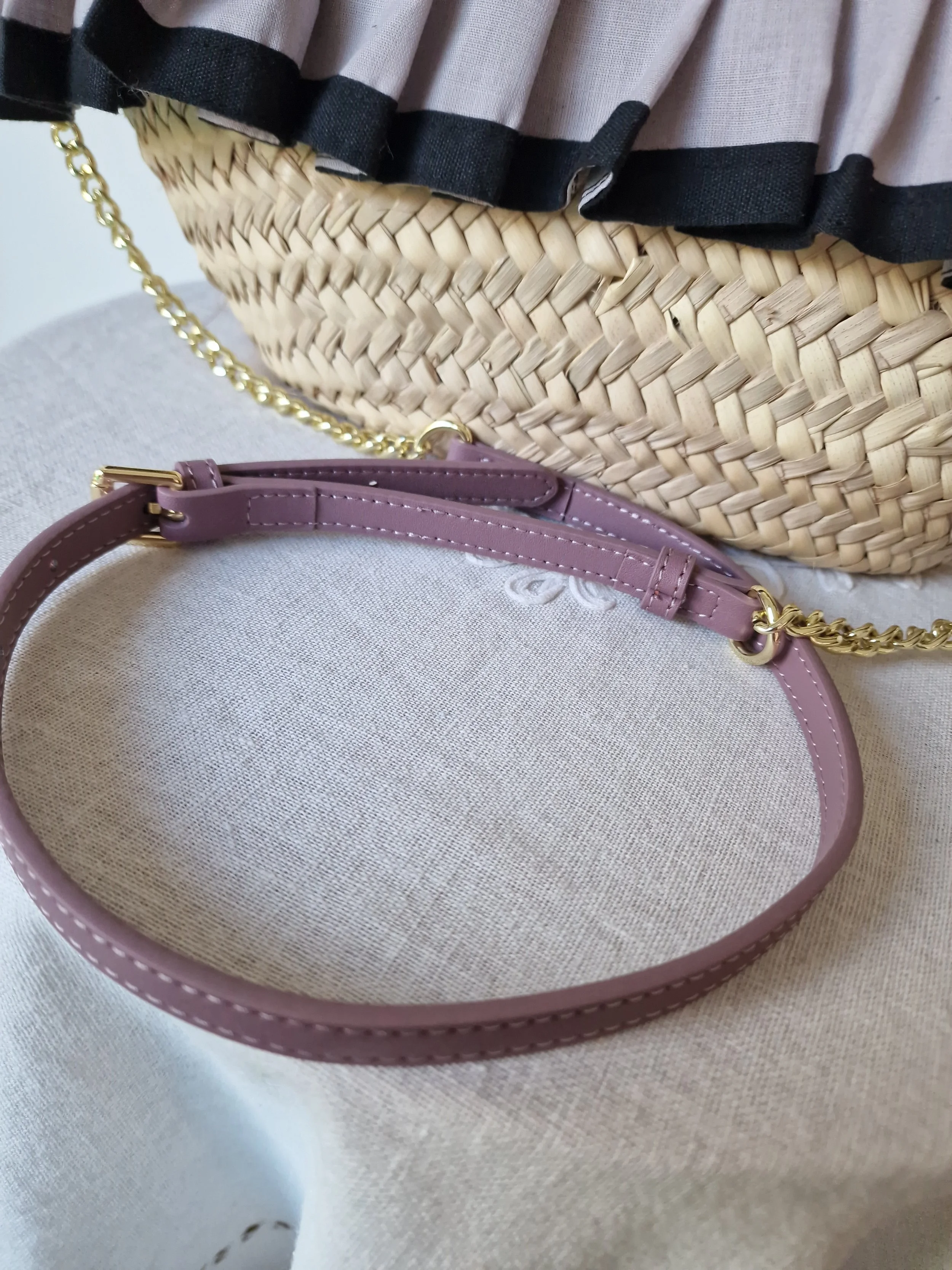 Dettaglio della tracolla in pelle color malva con catena dorata abbinata alla coffa Ammuri Sicilia.