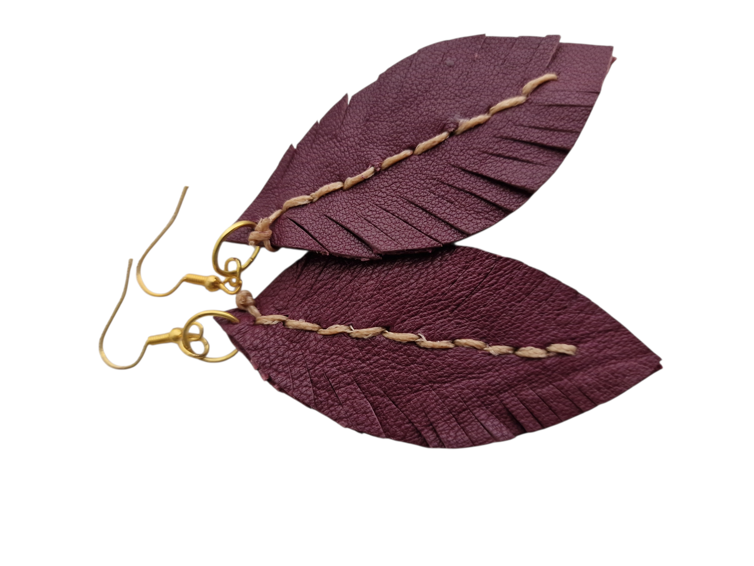 Orecchini Fronda in pelle bordeaux, dettaglio forma a foglia e cucitura centrale
