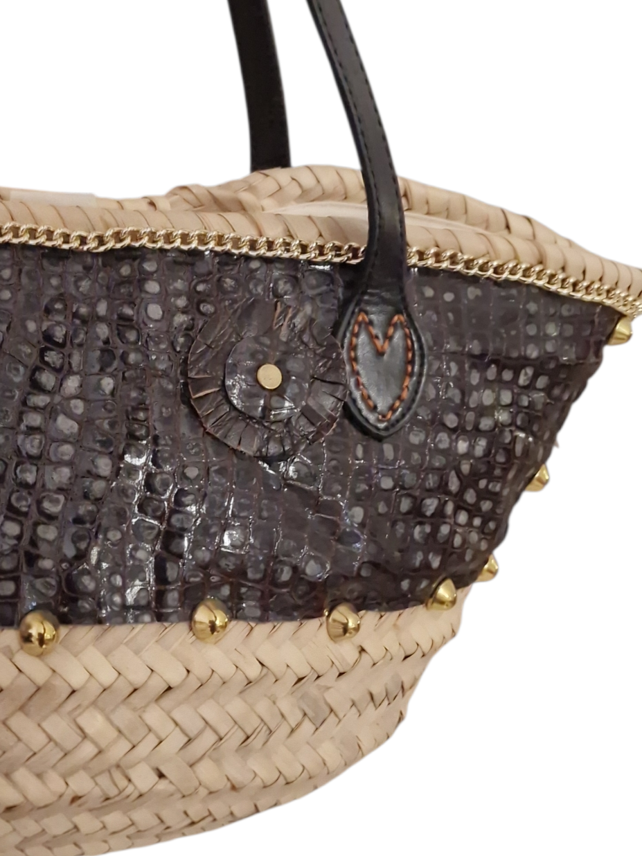 dettaglio del fiore ammuri in vera pelle di cocco fatto a mano