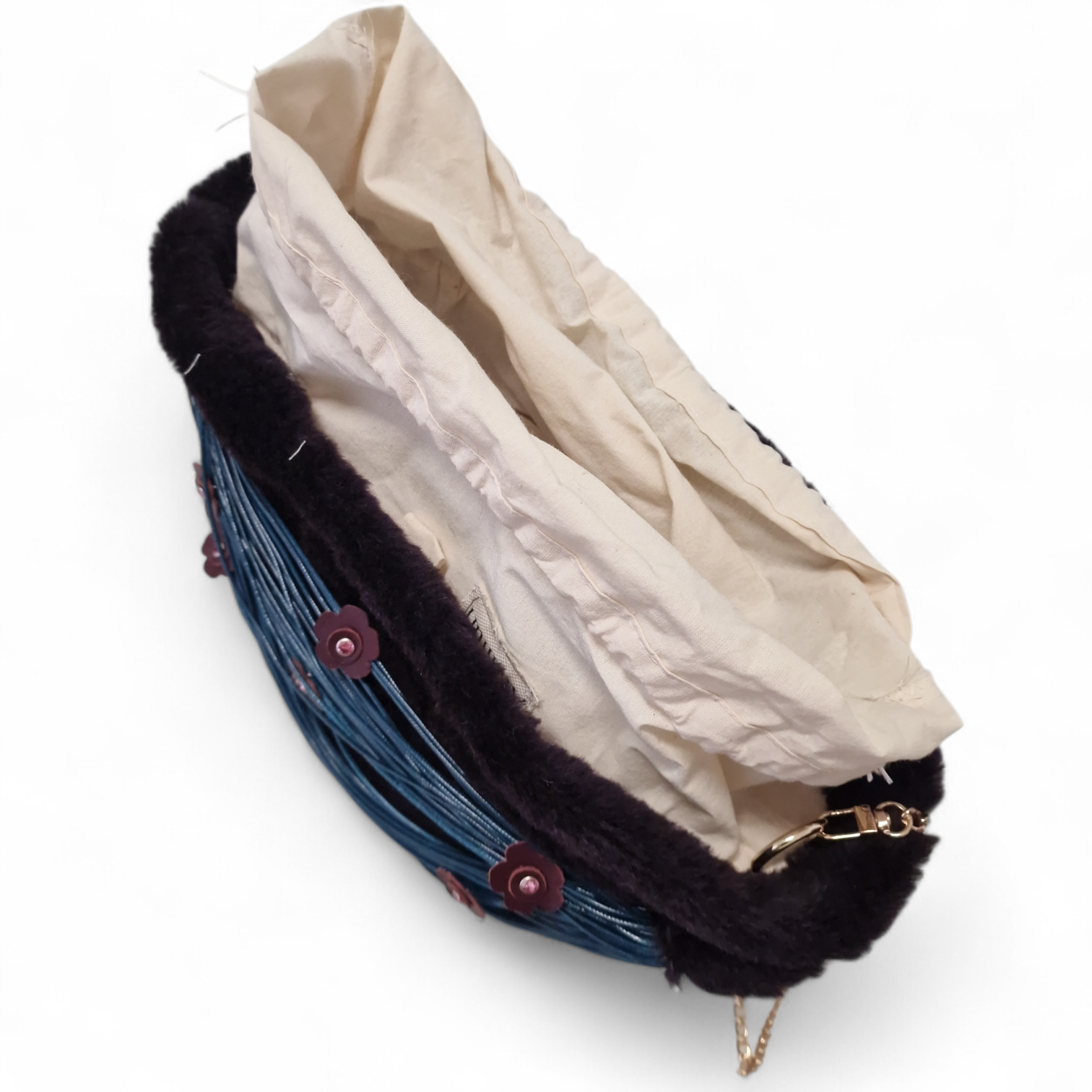 vista dall'alto della coffa borsa notte di luna con rivestimento interno di cotone grezzo color panna e chiusura con bottoncino magnetico