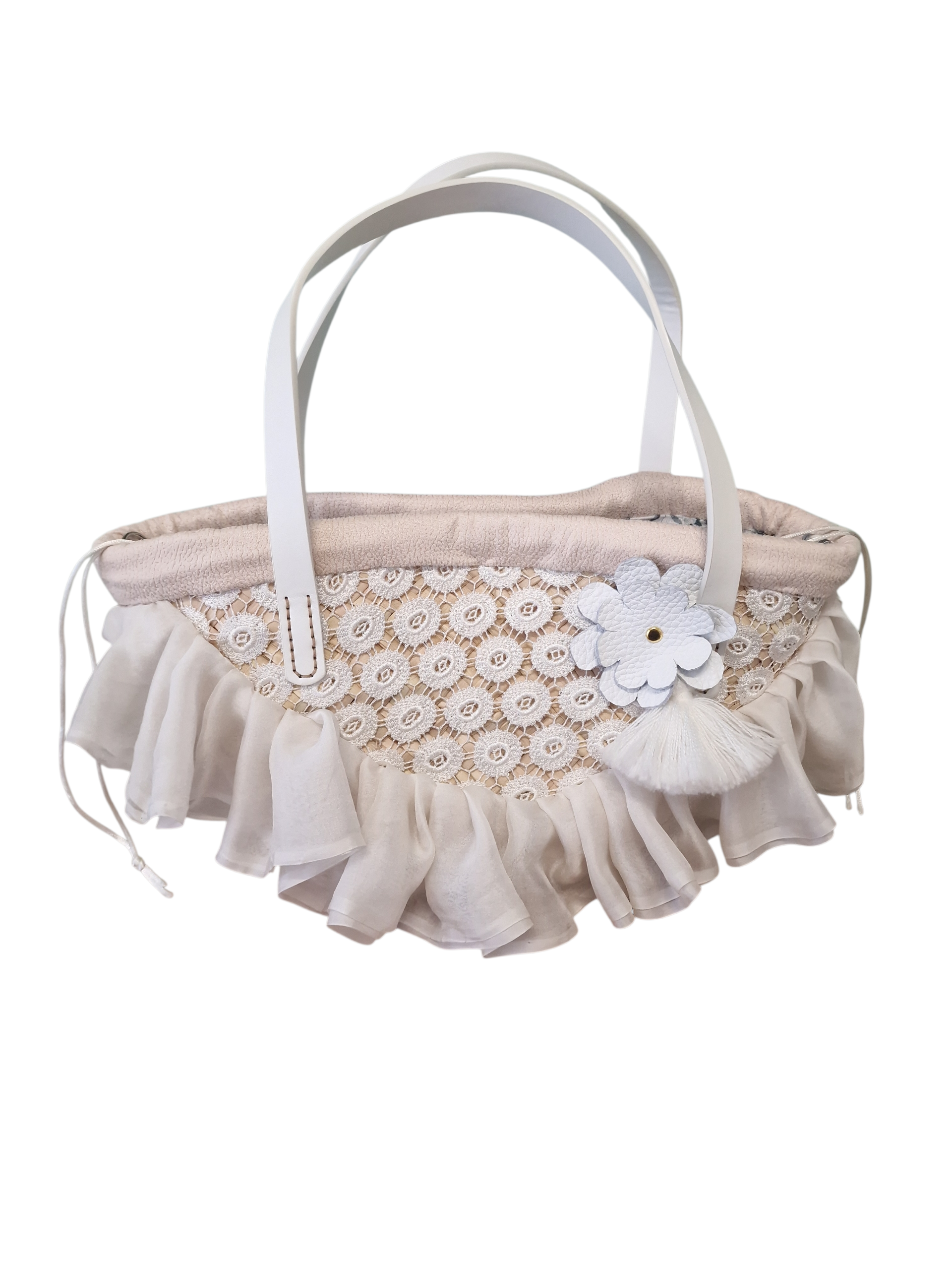 Vista frontale della coffa Scicli artigianale con merletto, voilà morbido e fiore Ammuri con nappina