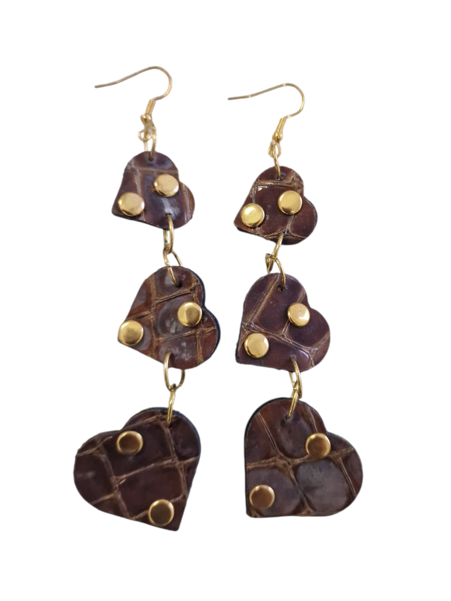 Orecchini pendenti con tre cuori in pelle effetto cocco marrone e dettagli dorati su sfondo bianco Ammuri Sicilia