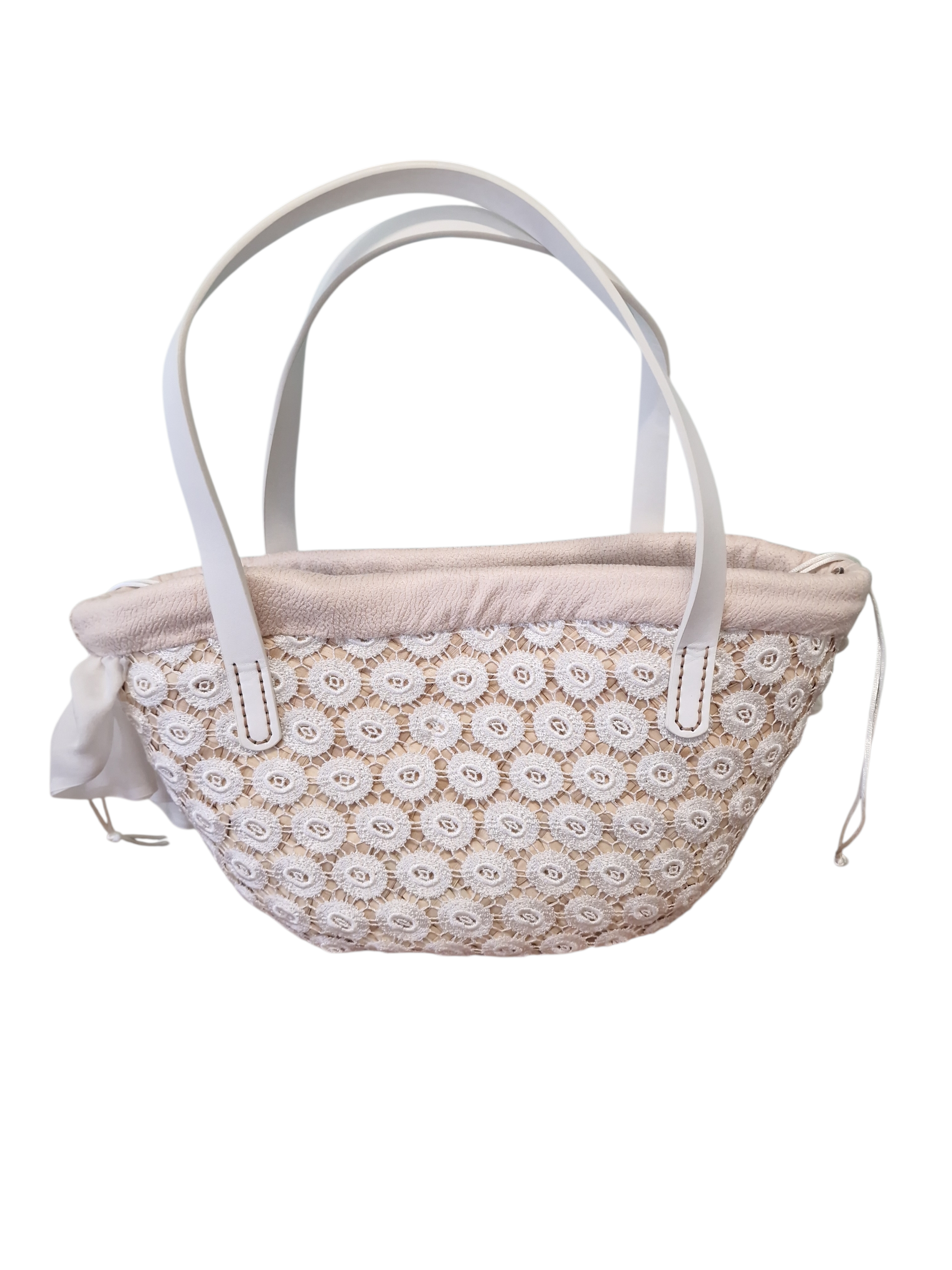 Vista posteriore della coffa Scicli in merletto con bordo in ecopelle panna e manici in pelle