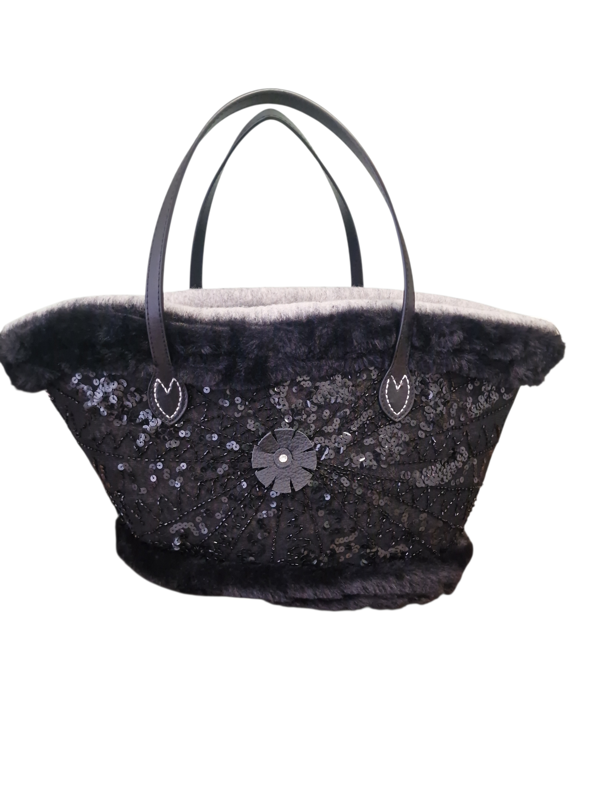 foto di nera stellata borsa coffa della collezione ammuri sicilia, rivestita in tessuto prezioso con paillette nere e bordi ecopelliccia nera sfumata e grigia con manici in pelle neri