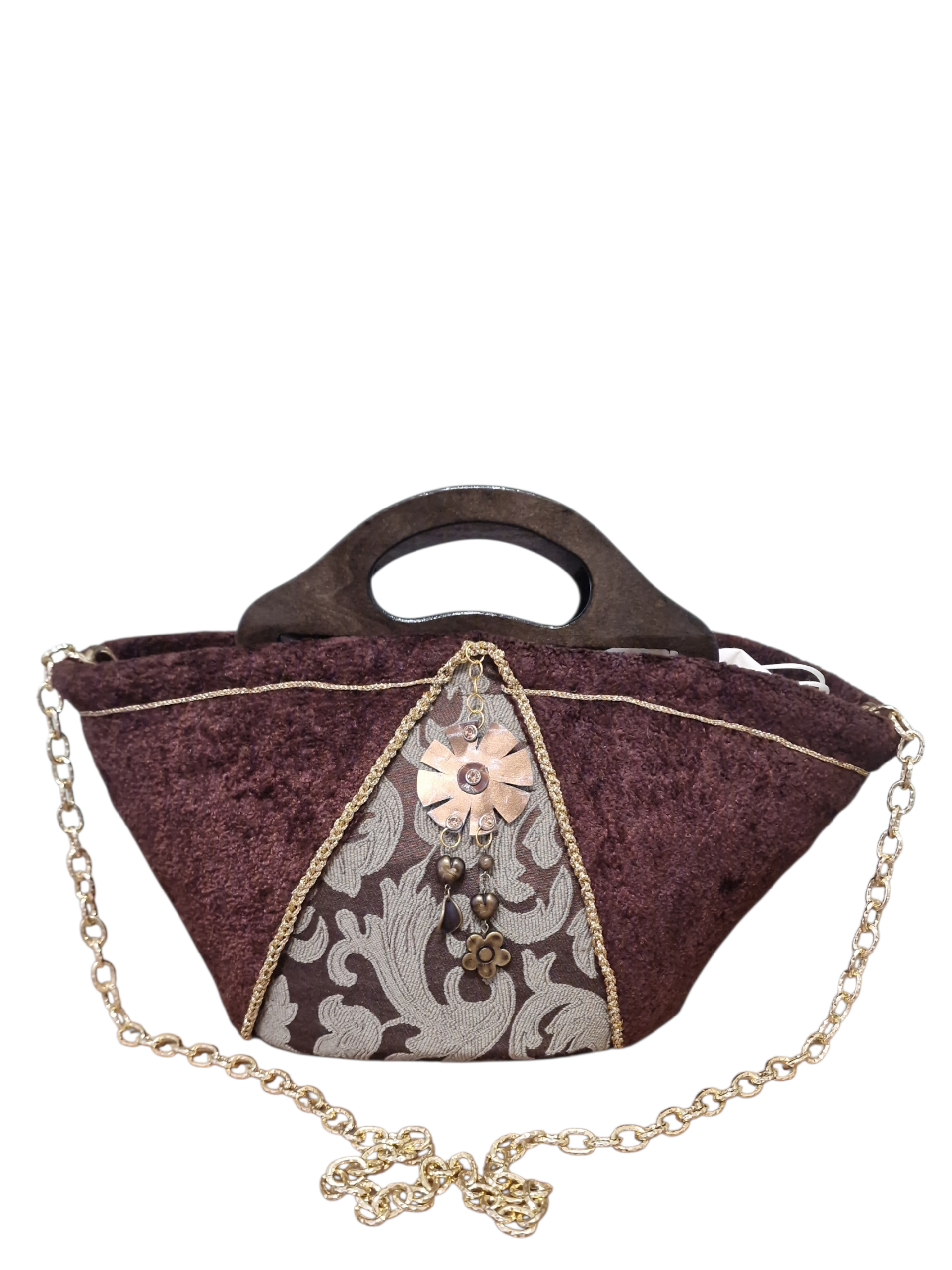 Vista frontale di Reginella: tessuto caldo e dettagli preziosi.