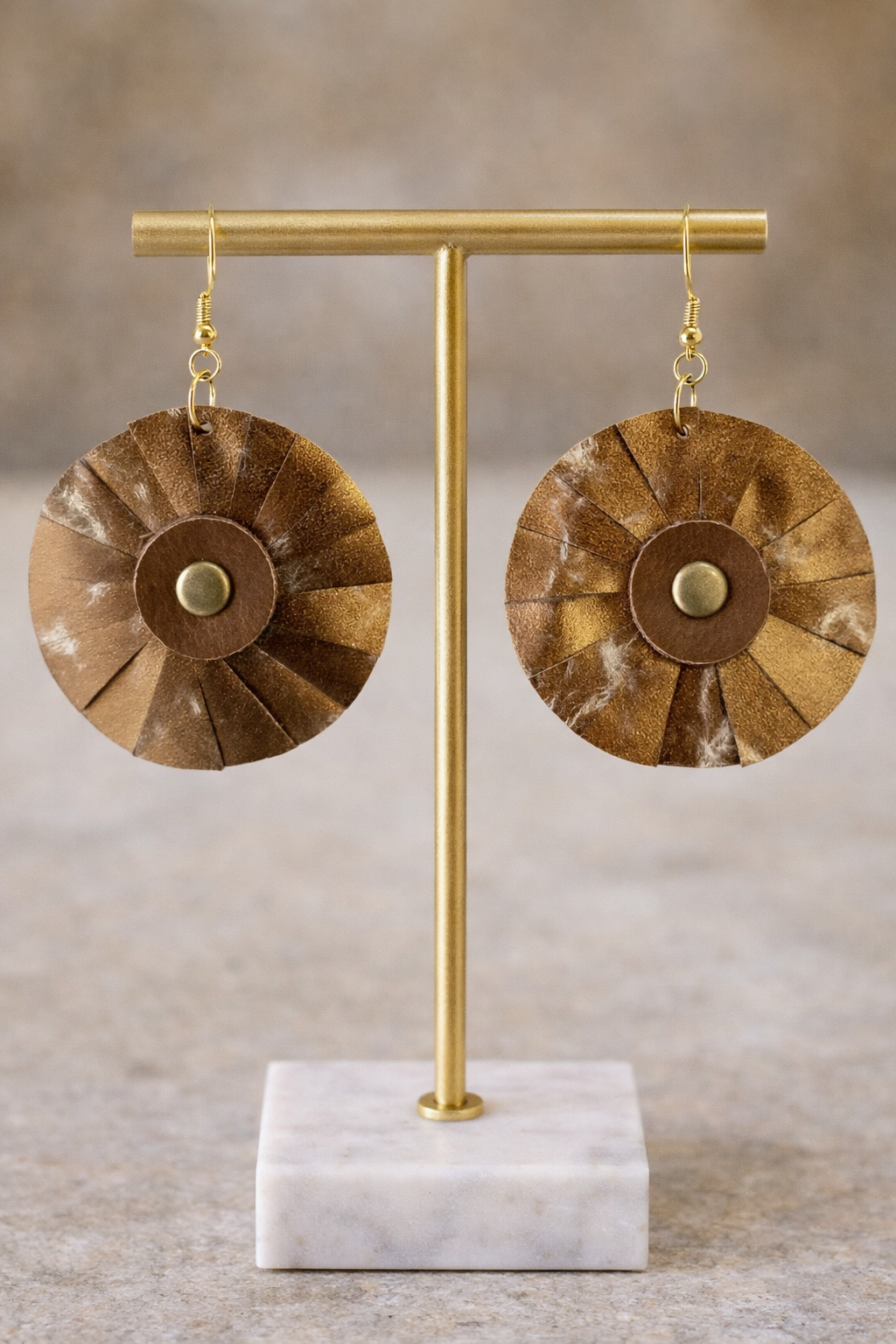 Fiore Ammuri esposto su supporto elegante, valorizzando la lavorazione a petali e il bottoncino bronzo centrale.