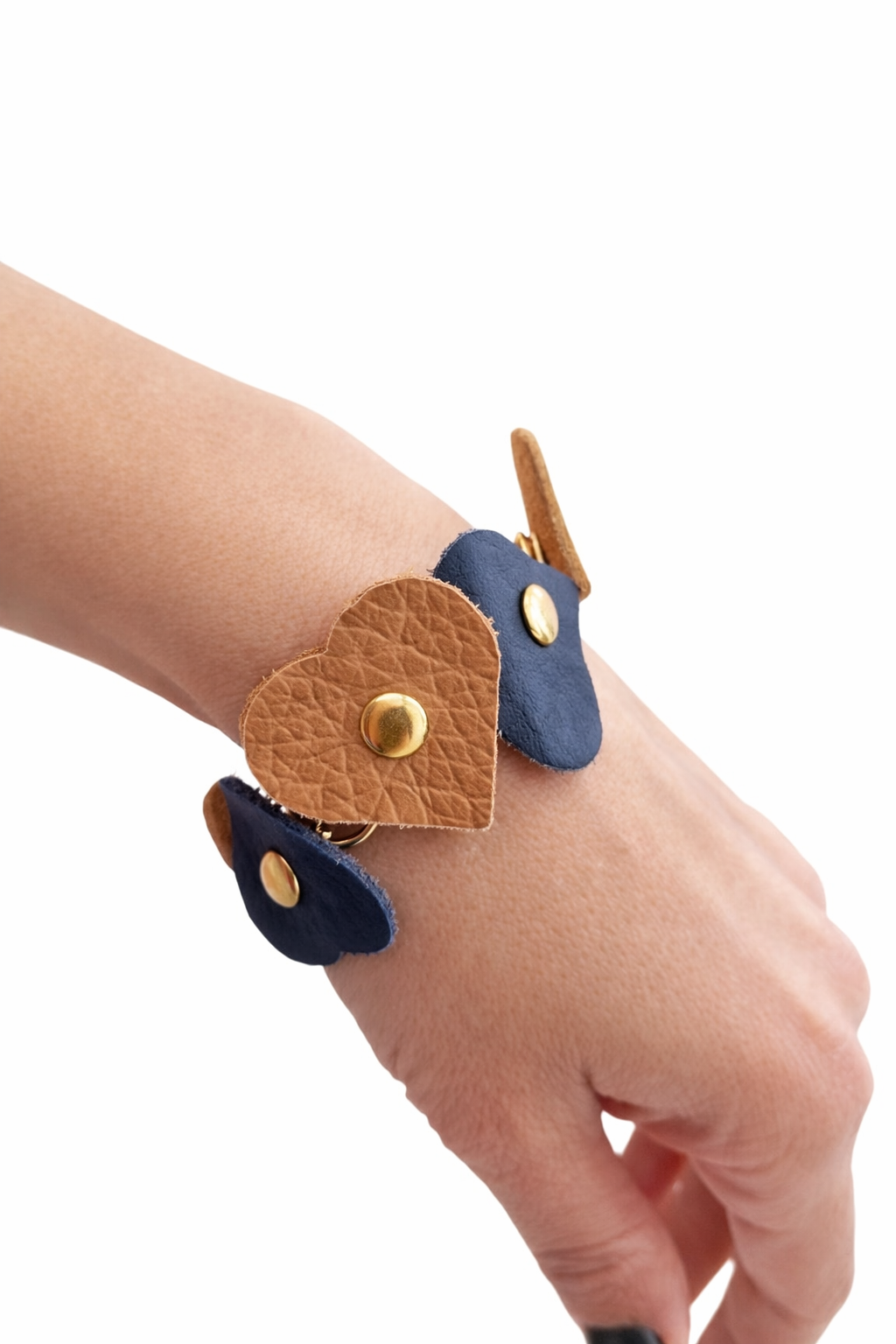 Bracciale artigianale Blu & Cuoio Ammuri con cuori in pelle blu e cuoio indossato al polso