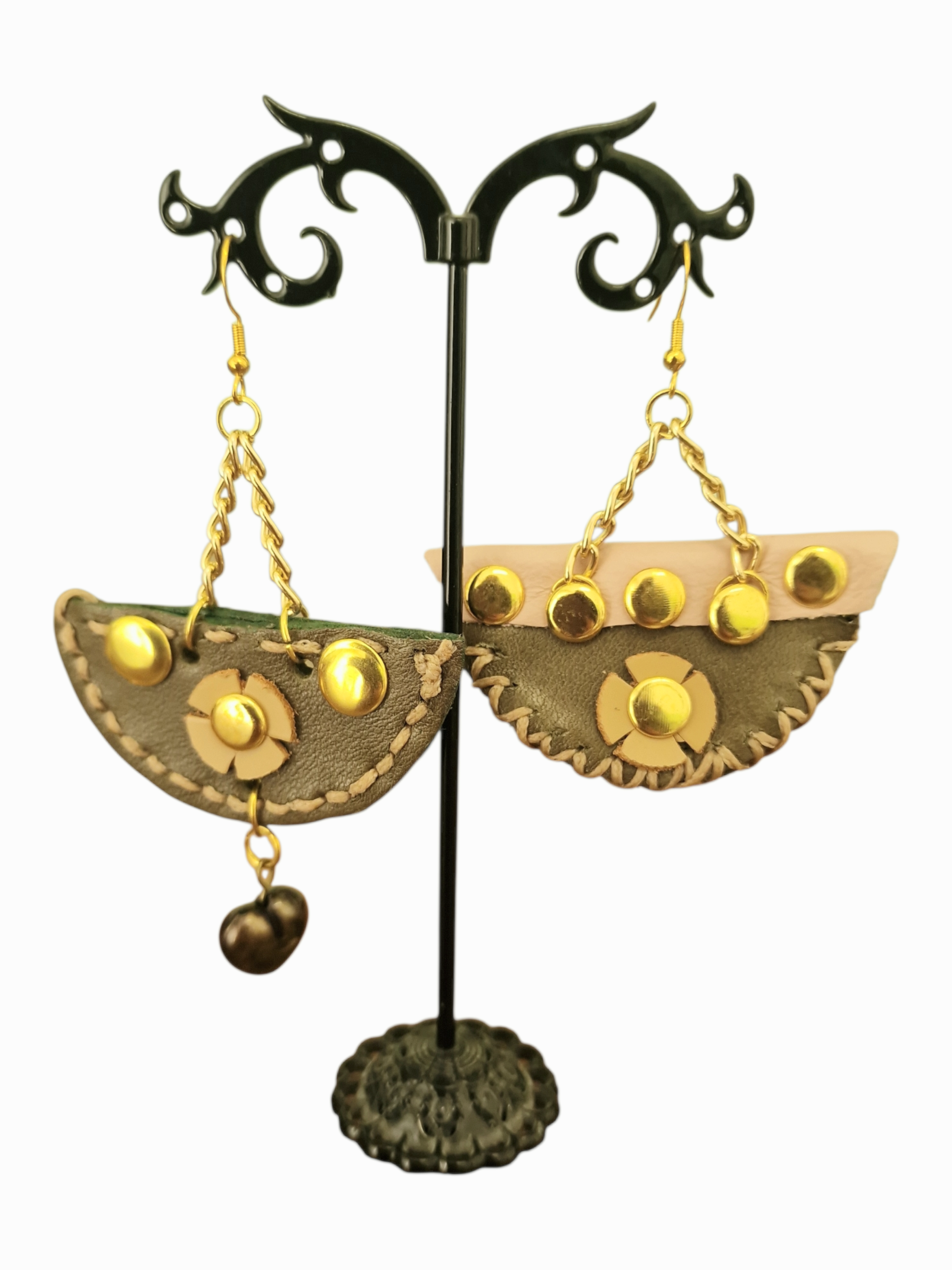 Coppia di orecchini Ammuri modello Coffetta realizzati a mano in pelle verde e rosa cipria, con bottoncini dorati e un charm cuoricino pendente.