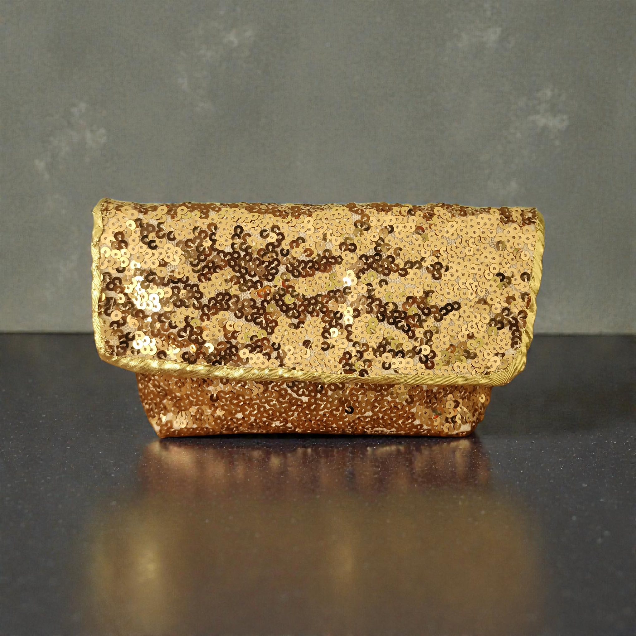 pochette coordinata con borsa splendura in paillette dorate e bottoncino magnetico