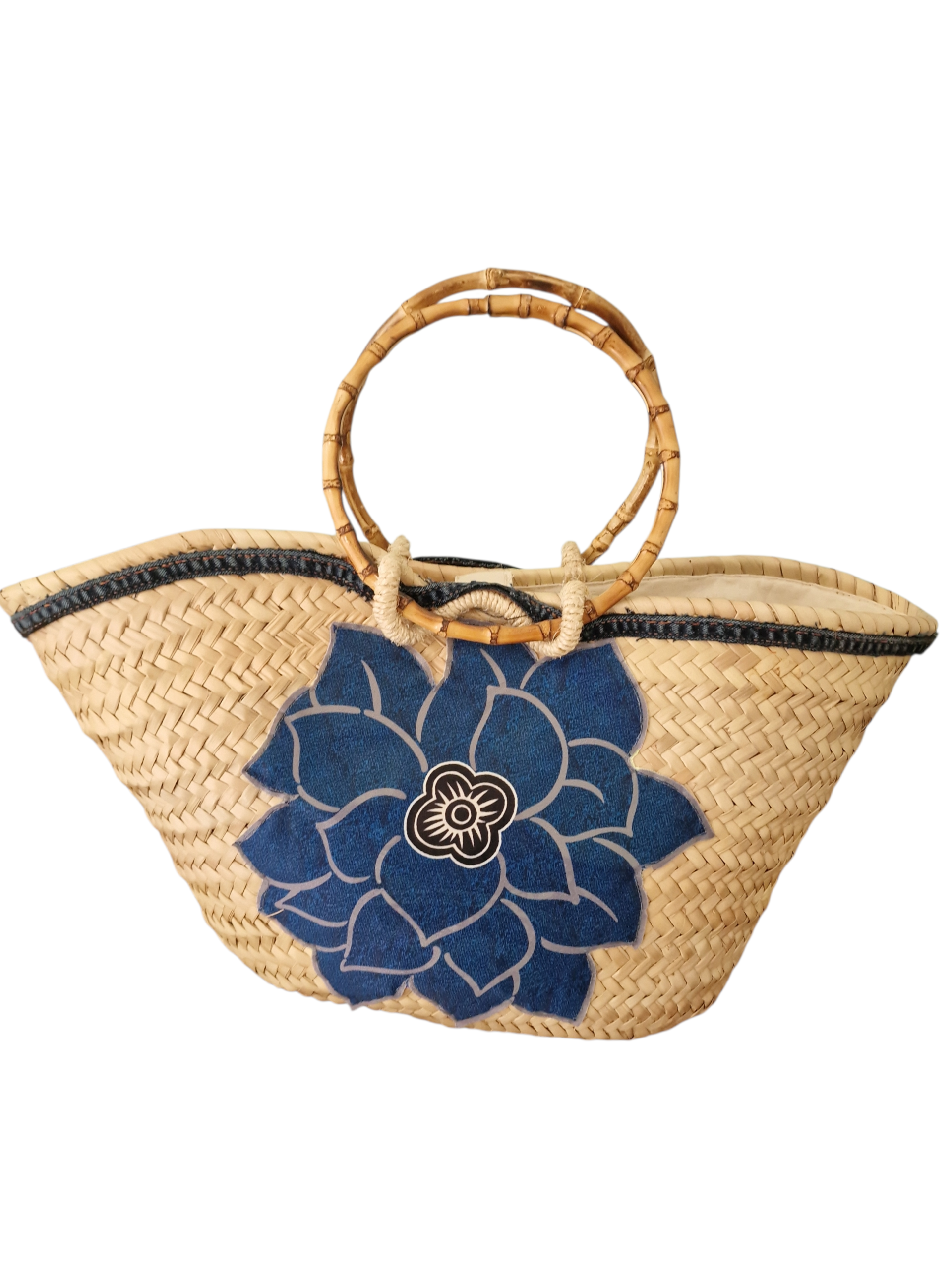 coffa zenusa della collezione ammuri con grande fiore in tessuto davanti sui toni del blu e manici in bambù tondi