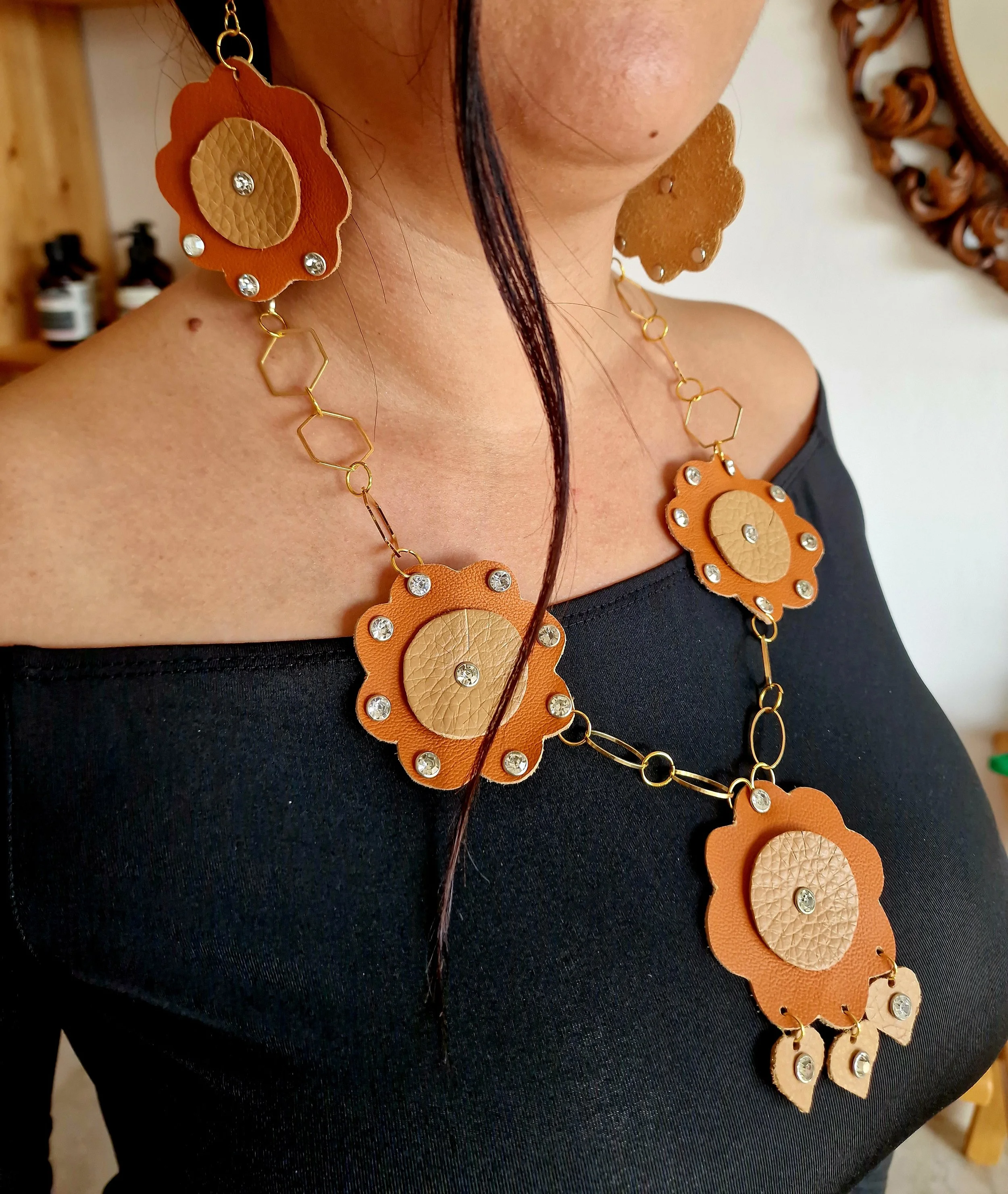 Collana statement in pelle color miele con cristalli, design a fiore, realizzata a mano in Sicilia — modello “Sole d’Ammuri”