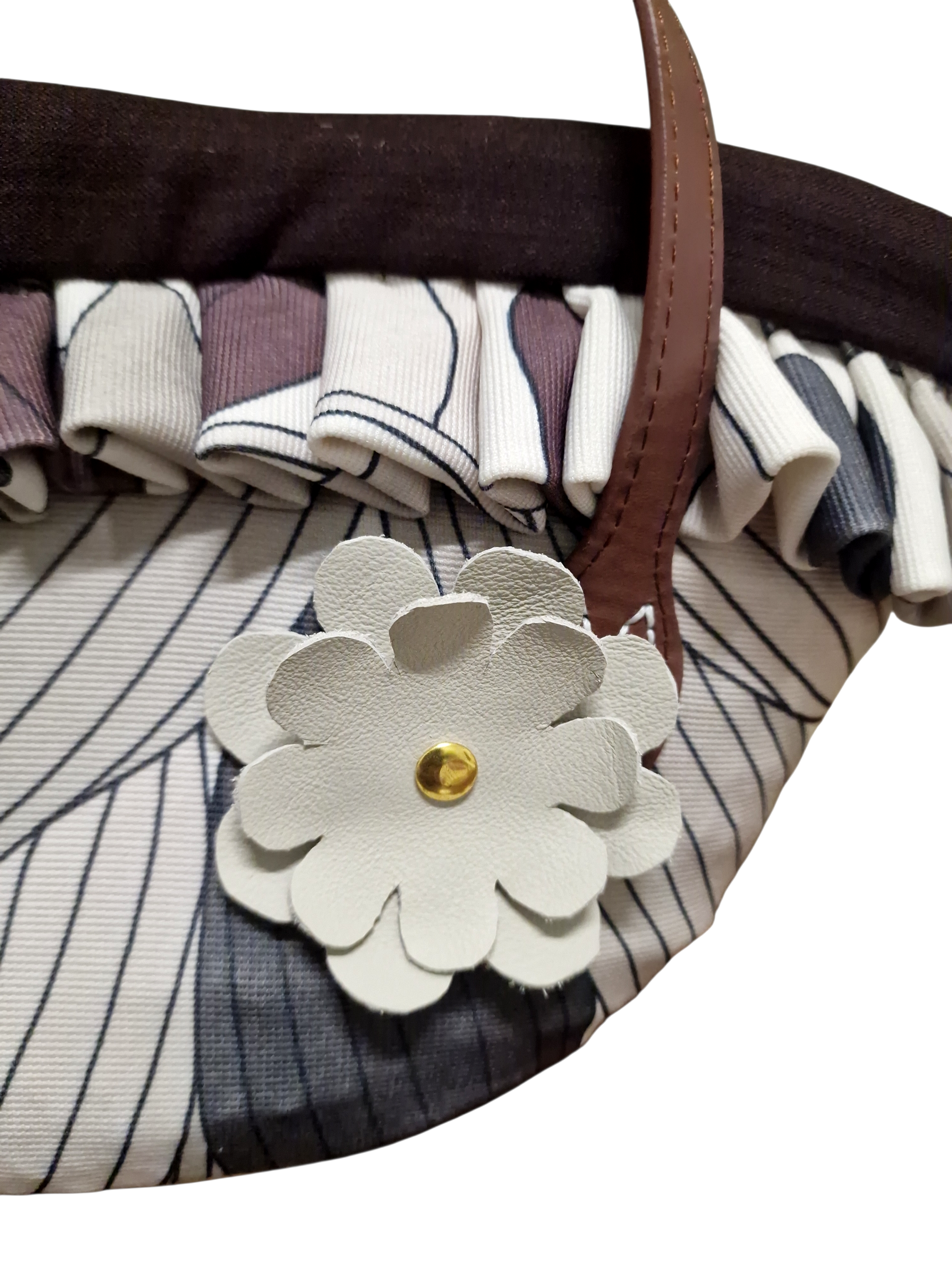 Close-up del Fiore Ammuri applicato sulla coffetta Cefalù, con finiture curate e stile raffinato.