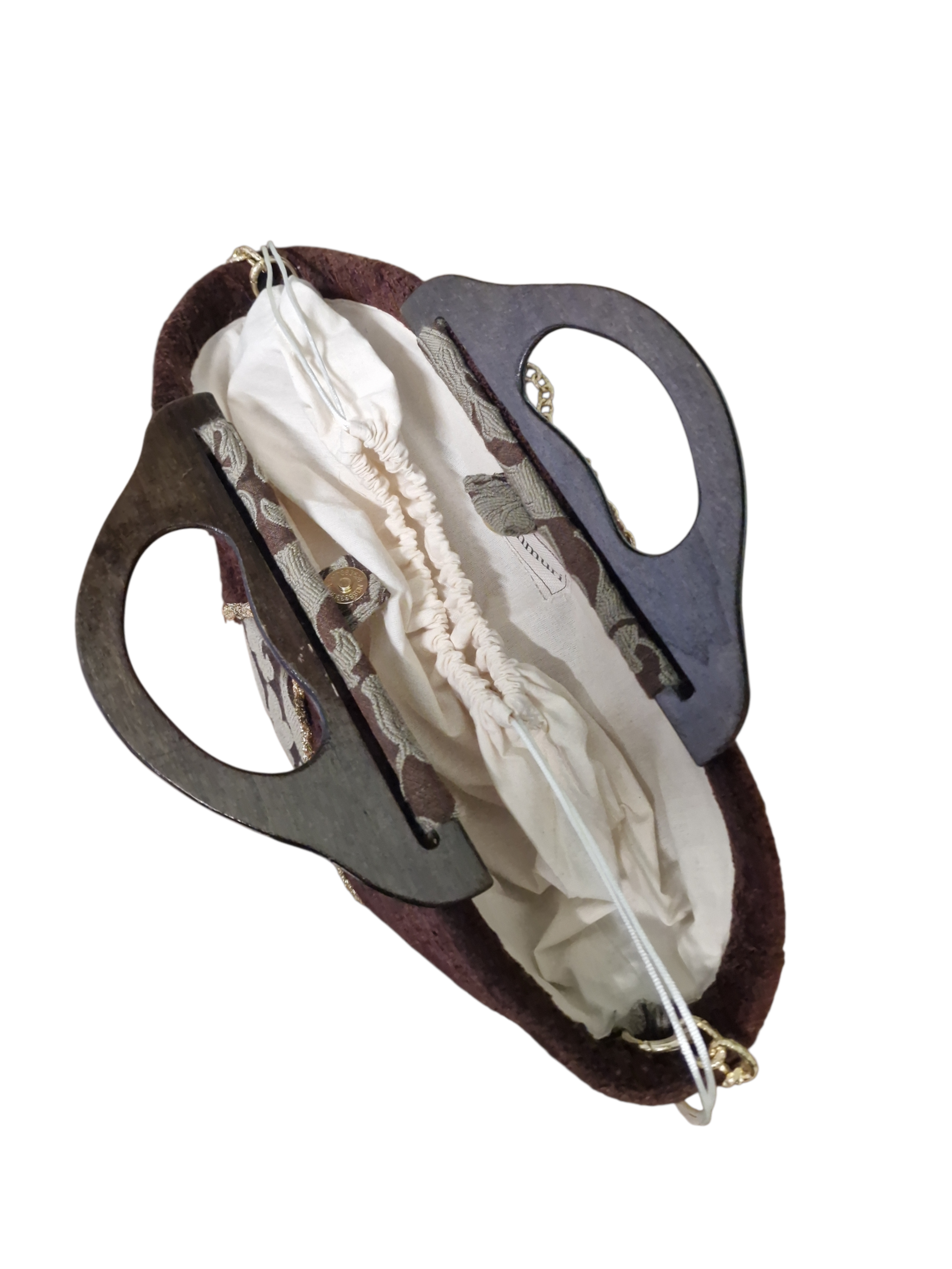 Vista laterale: linee pulite e forma strutturata, perfetta da portare ogni giorno.