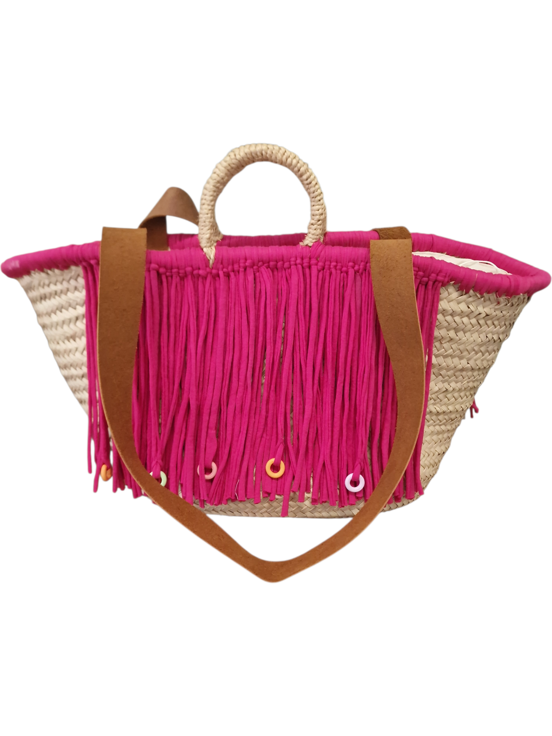 retro della maxi coffa intrecciata a mano di palma nana e vestita con frangia fuxia in cotone e anelli colorati