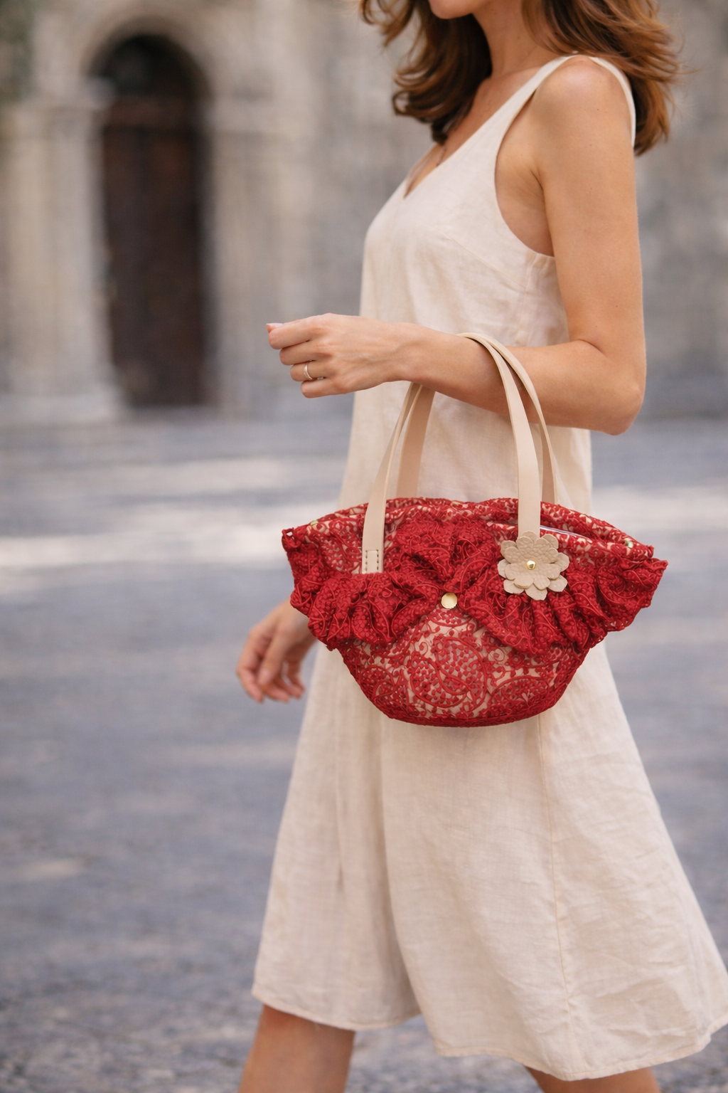 IBLA è una coffa artigianale che si fonde con il corpo e con lo stile di chi la indossa, rendendo ogni outfit essenziale ma ricco di carattere.