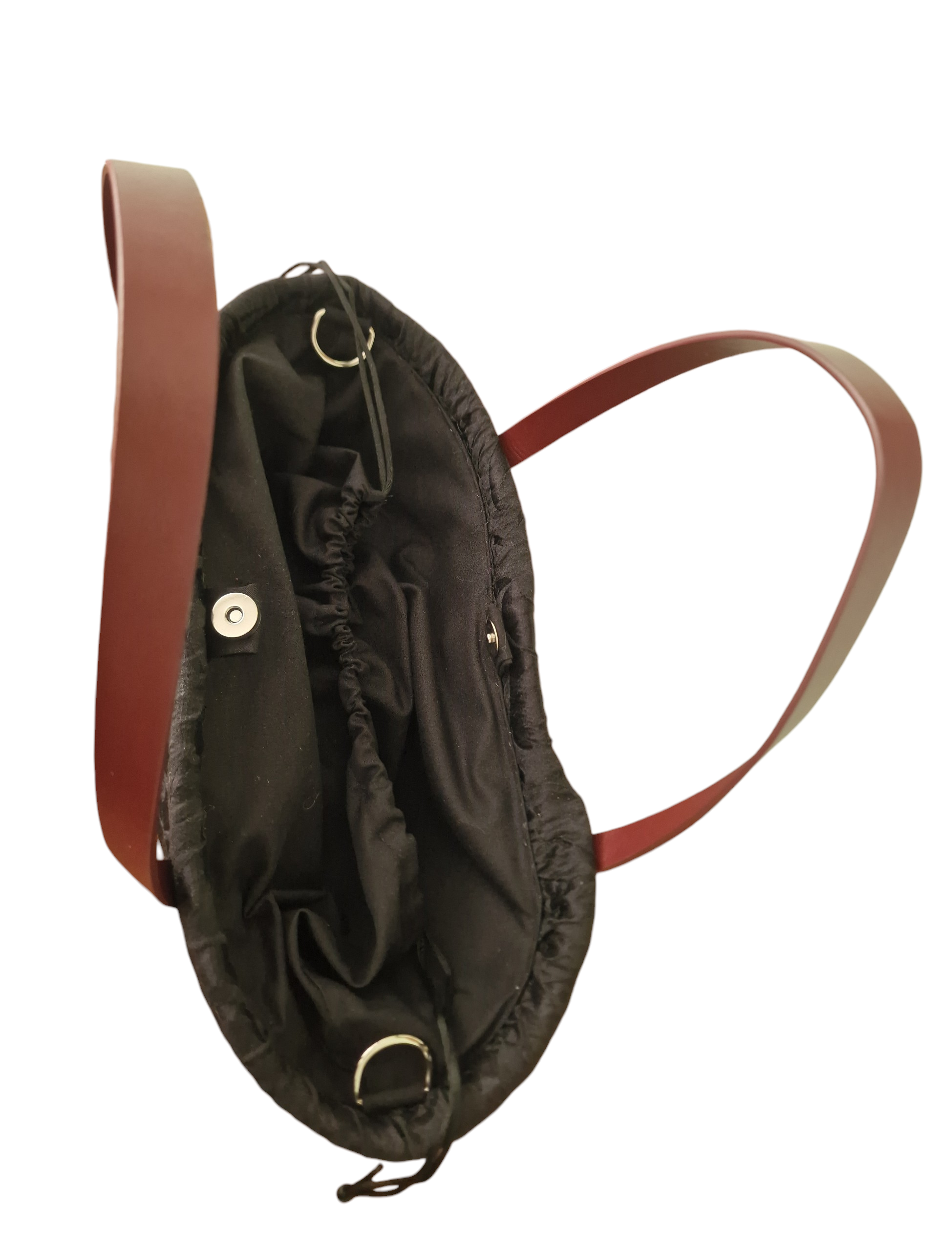 Dettaglio dei manici in pelle della coffa Ammuri, lavorati artigianalmente per garantire comfort e durata.