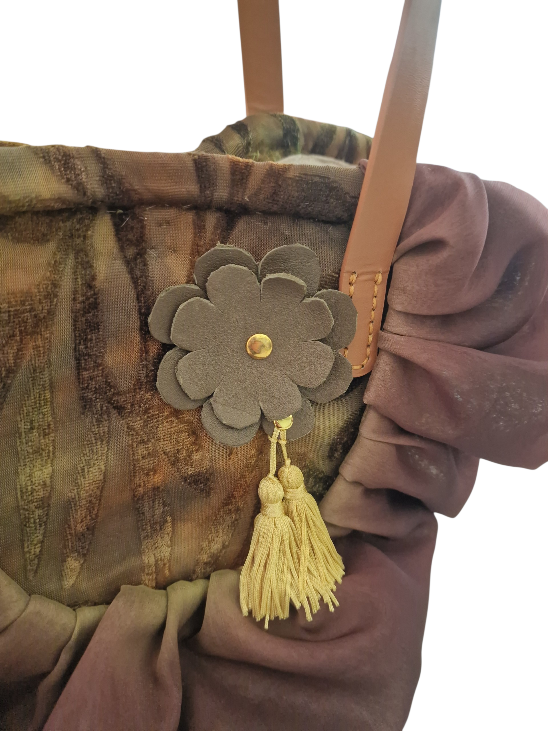 Dettaglio del fiore artigianale e delle nappine decorative della coffa Salina Ammuri.