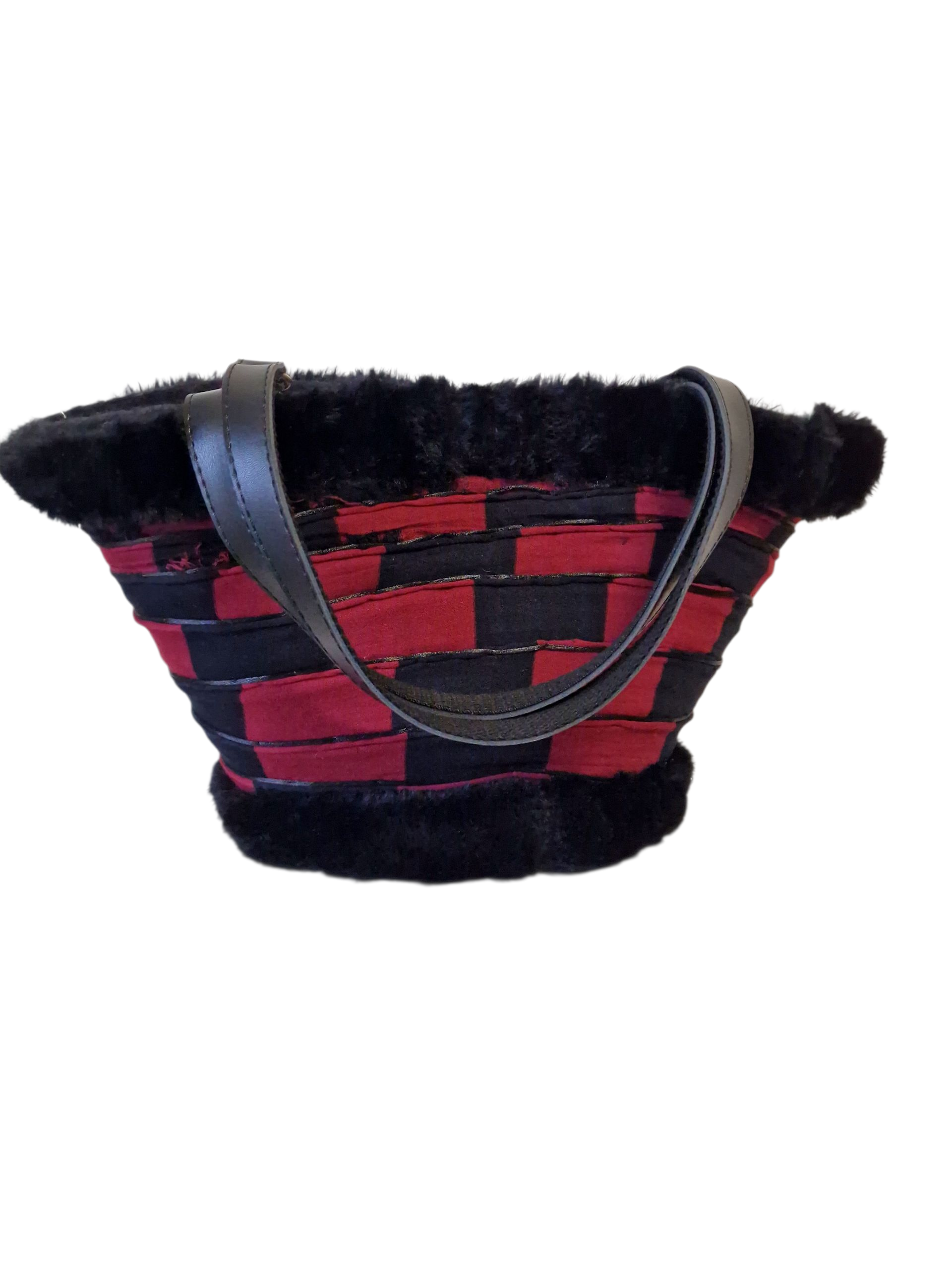 Retro della coffa Elison in patchwork rosso e nero con bordo in eco-pelliccia e manici in pelle nera.