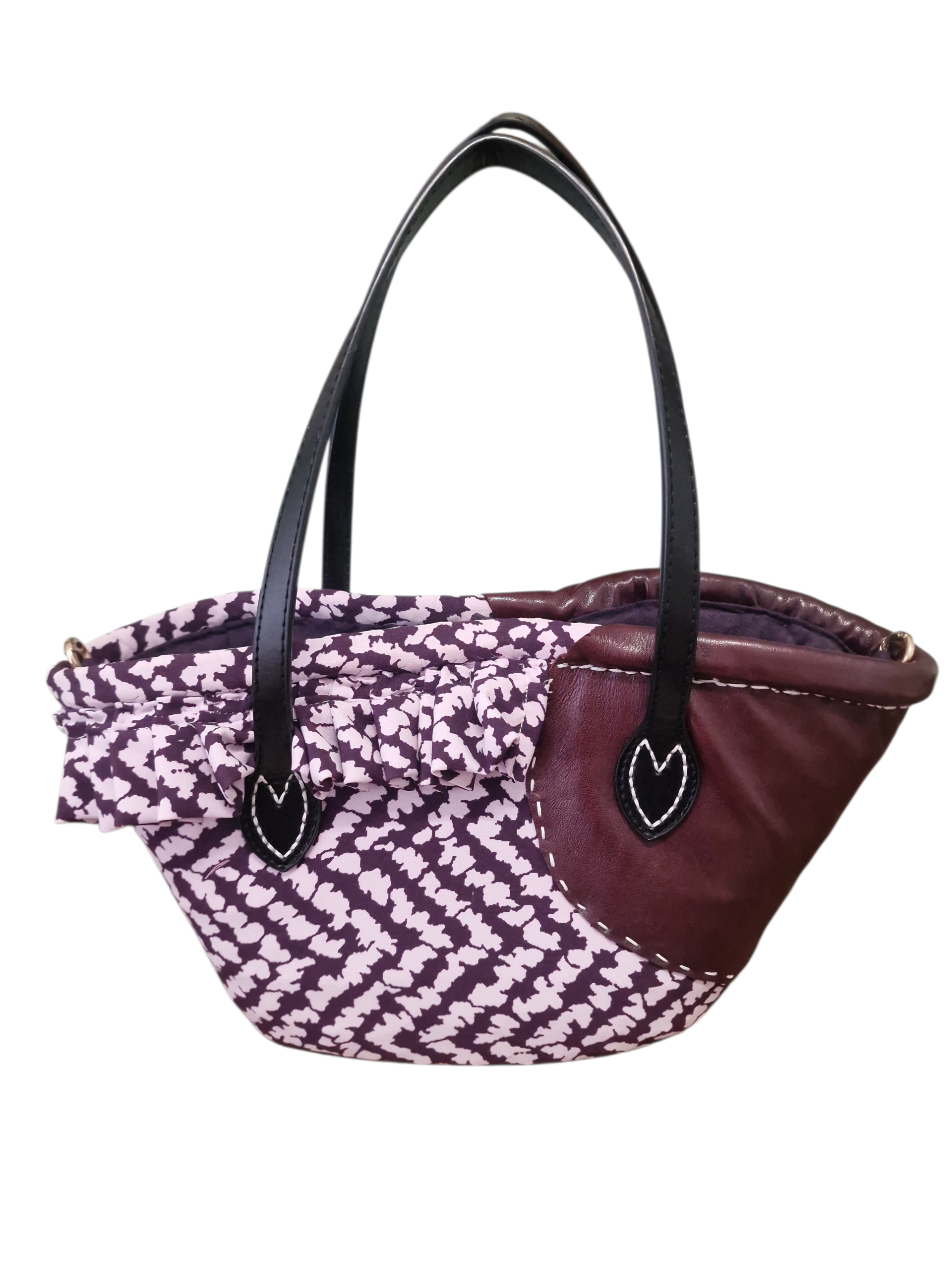 Coffa Ammuri con manici in pelle e trama intrecciata, foto laterale con dettaglio delle finiture in pelle.