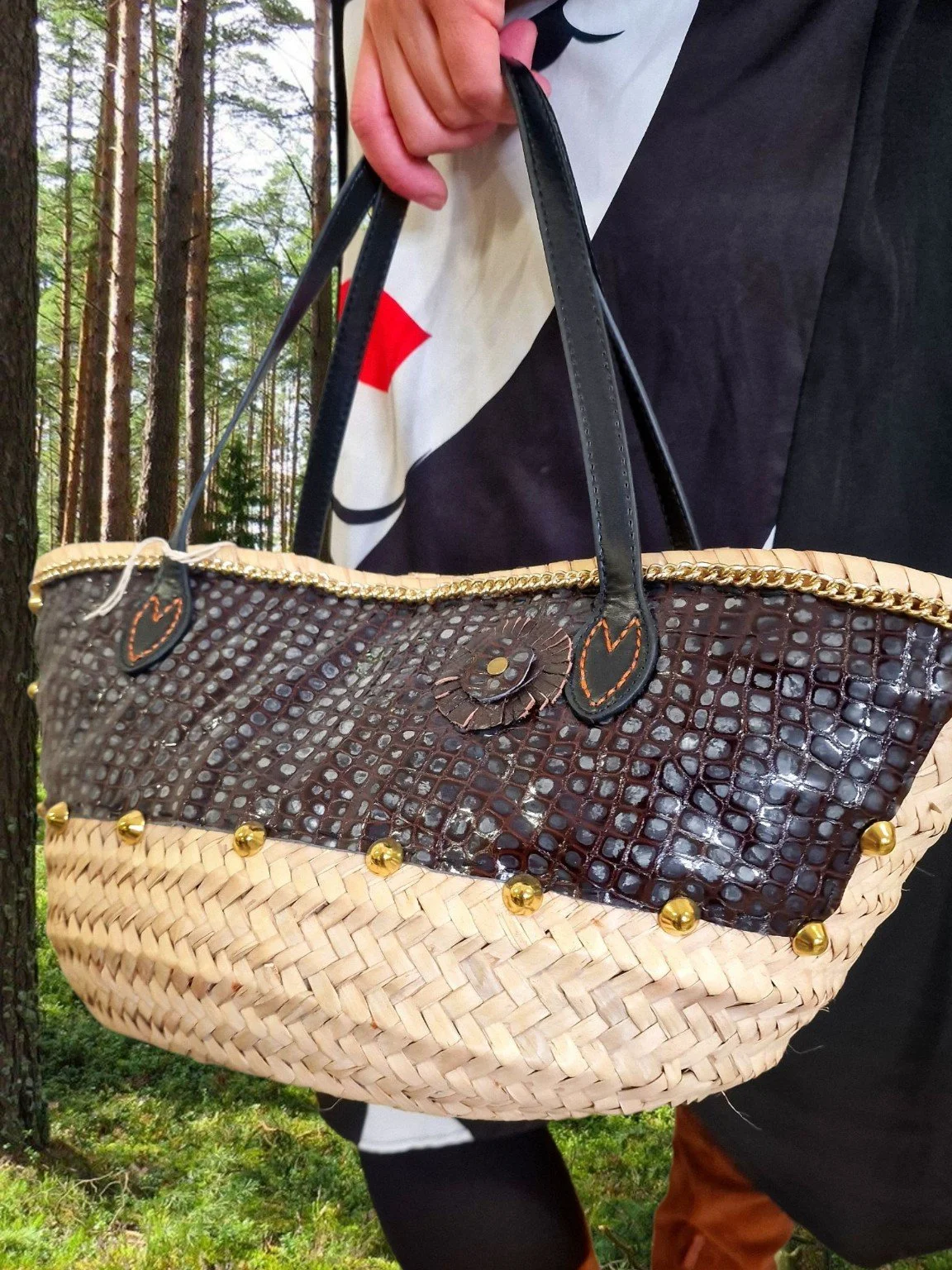 Coffa Scintilla in pelle cocco, eleganza artigianale che illumina ogni passo, anche tra natura e libertà.