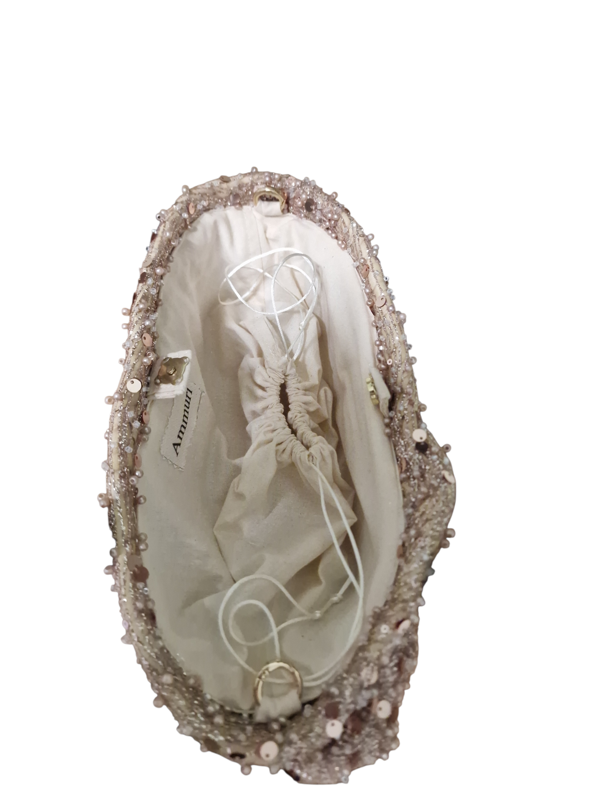 Dettaglio interno coffetta Ammuri Taormina con sacchetto in cotone panna, cordoncino e bottoncino di chiusura