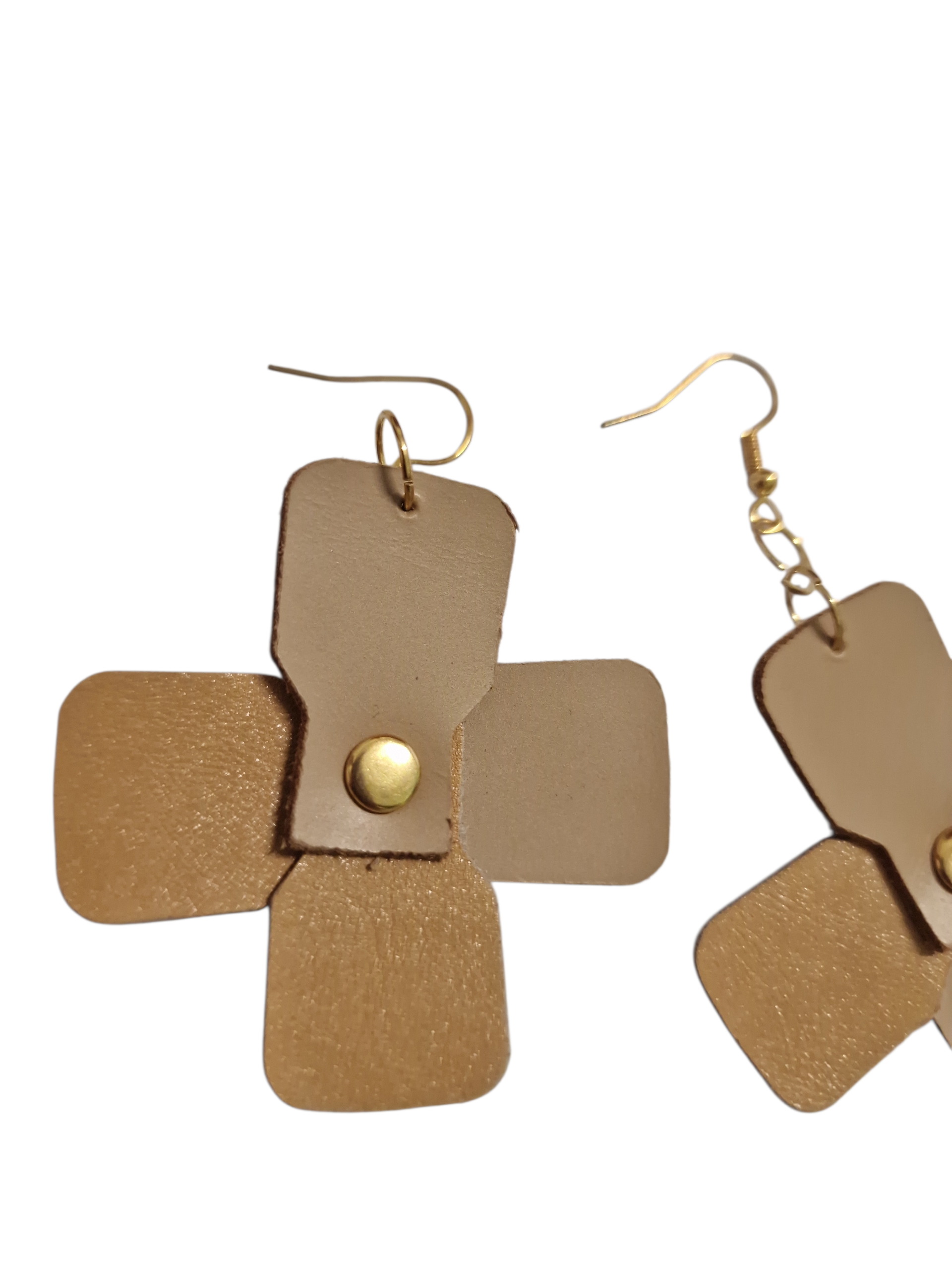 Ogni orecchino ELICA Ammuri è leggermente diverso: un segno distintivo dell’artigianato, dove la mano guida la forma.