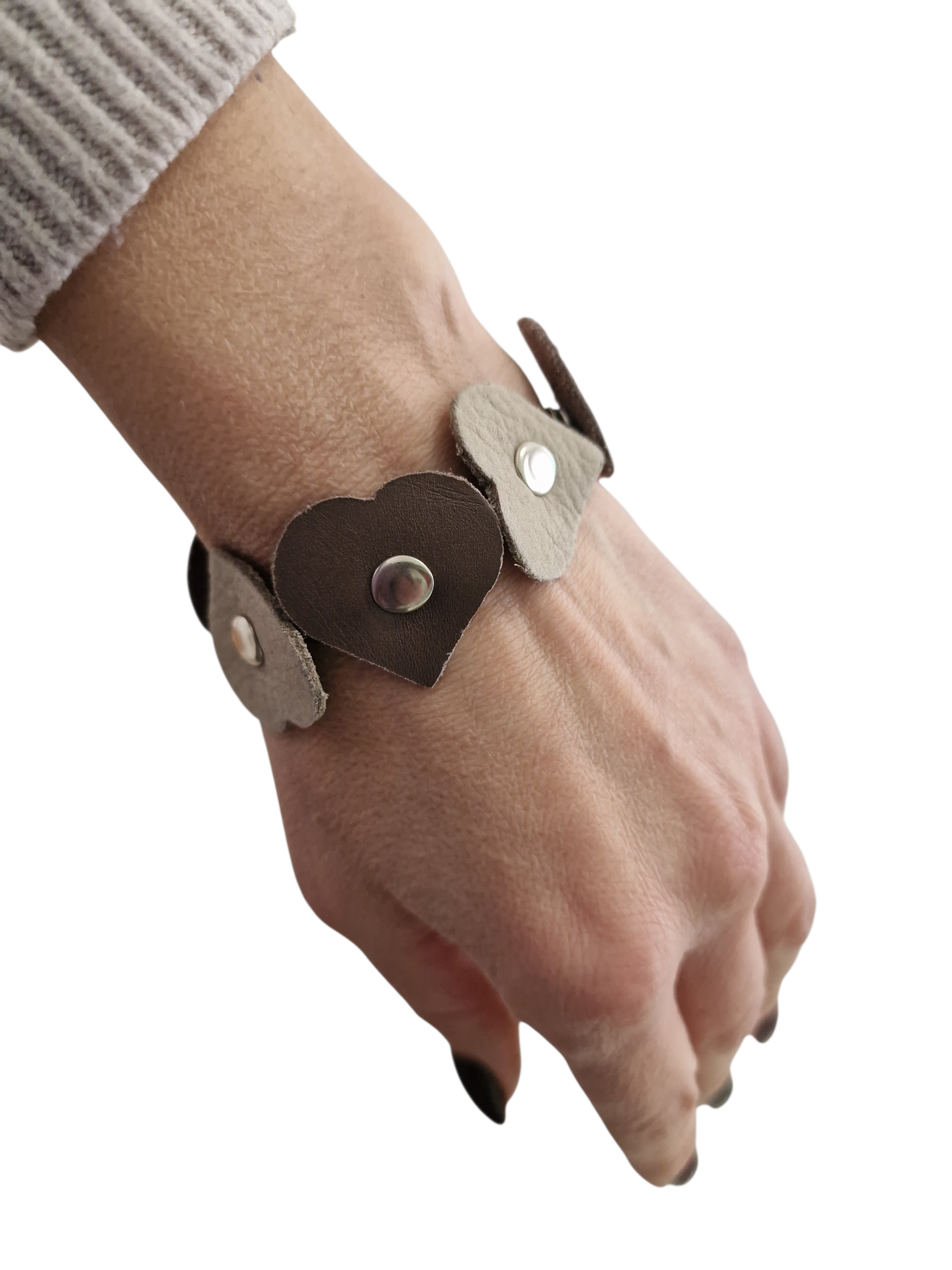 Bracciale Pietra con cuori in pelle beige e marrone e bottoncini in metallo argento indossato al polso