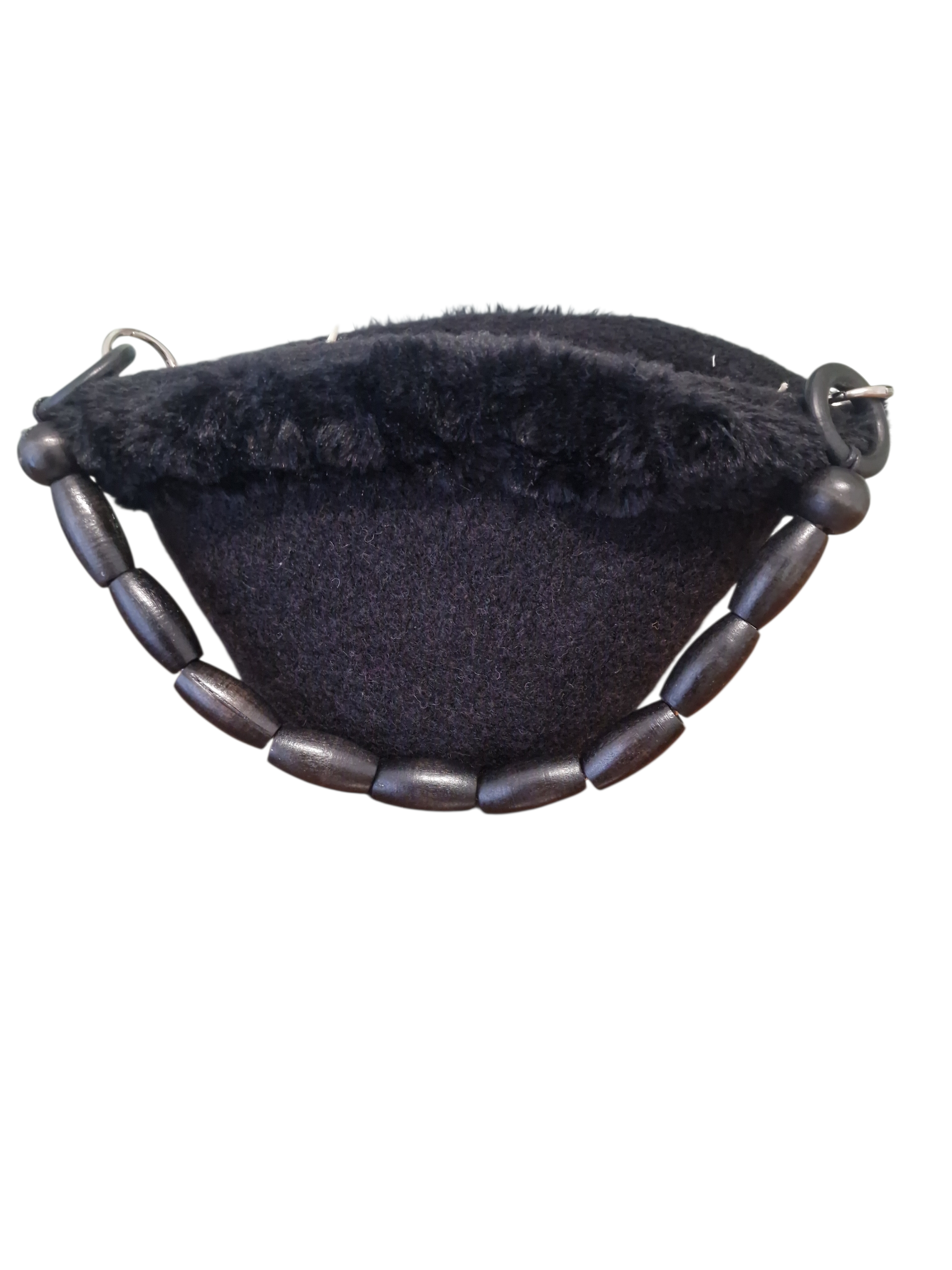 retro della borsetta ammuri vivienne rivestita in lana nera e bordata con ecopeliccia nera , manico scultoreo nero in legno