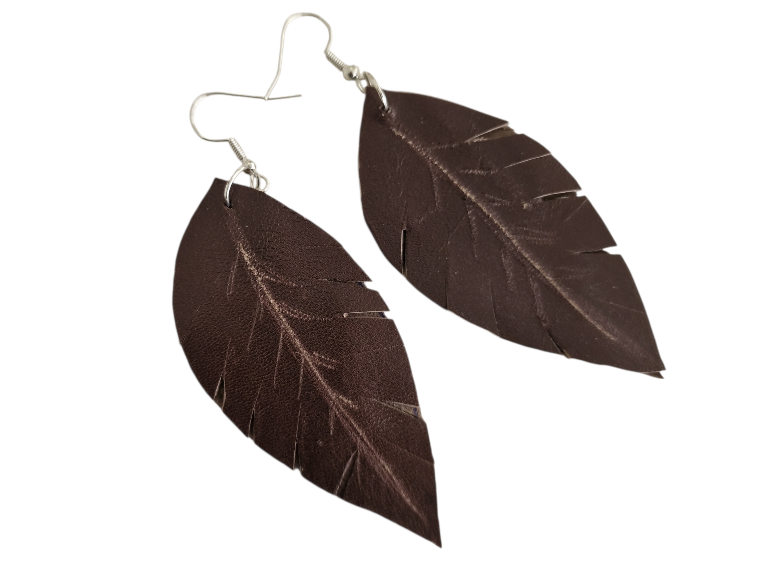 Dettaglio orecchini Fronda in pelle marrone fatti a mano, gioielli artigianali donna
