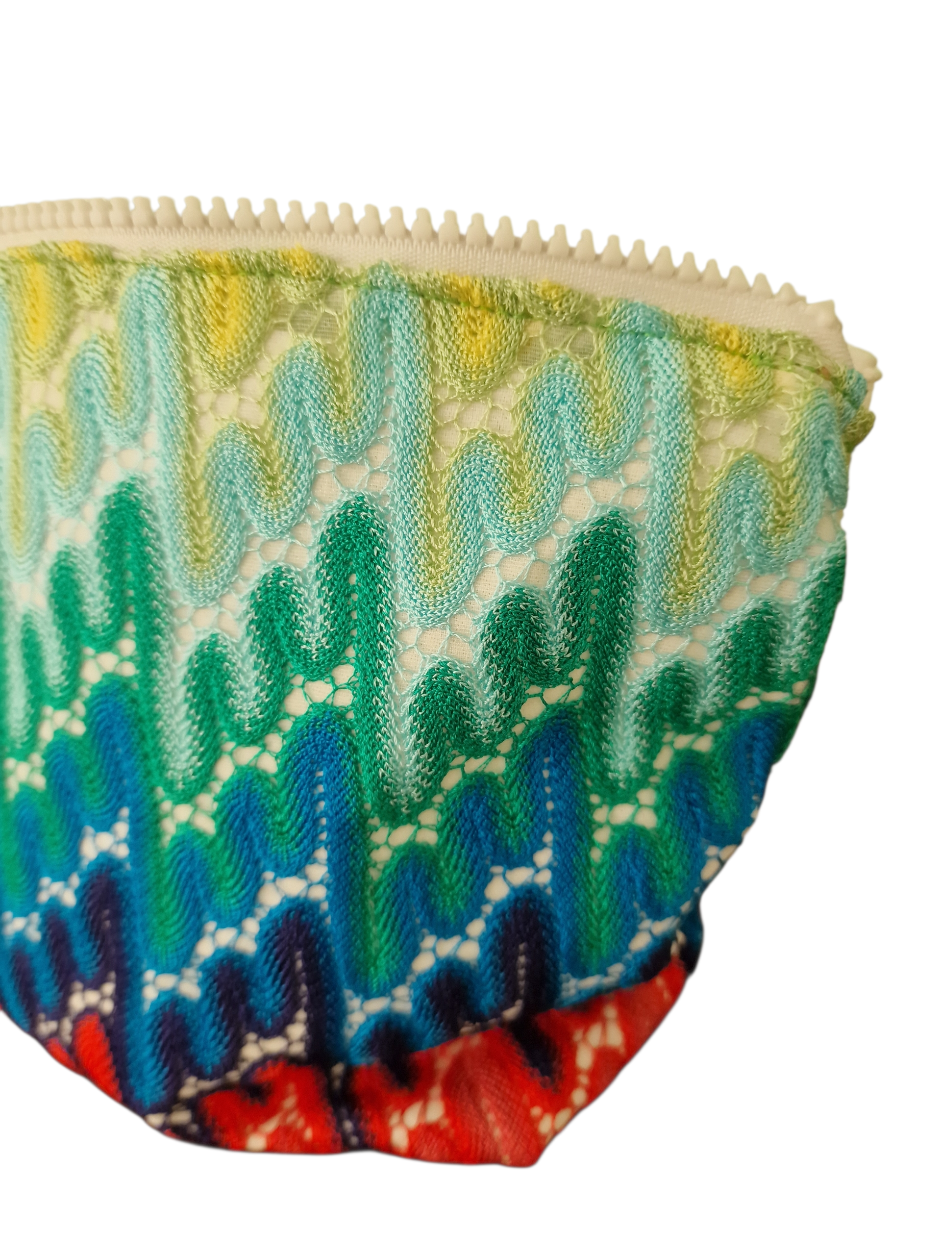 pochette vista da vicino realizzata con tessuto multicolor e cerniera per conservare i tuoi oggetti comodamente