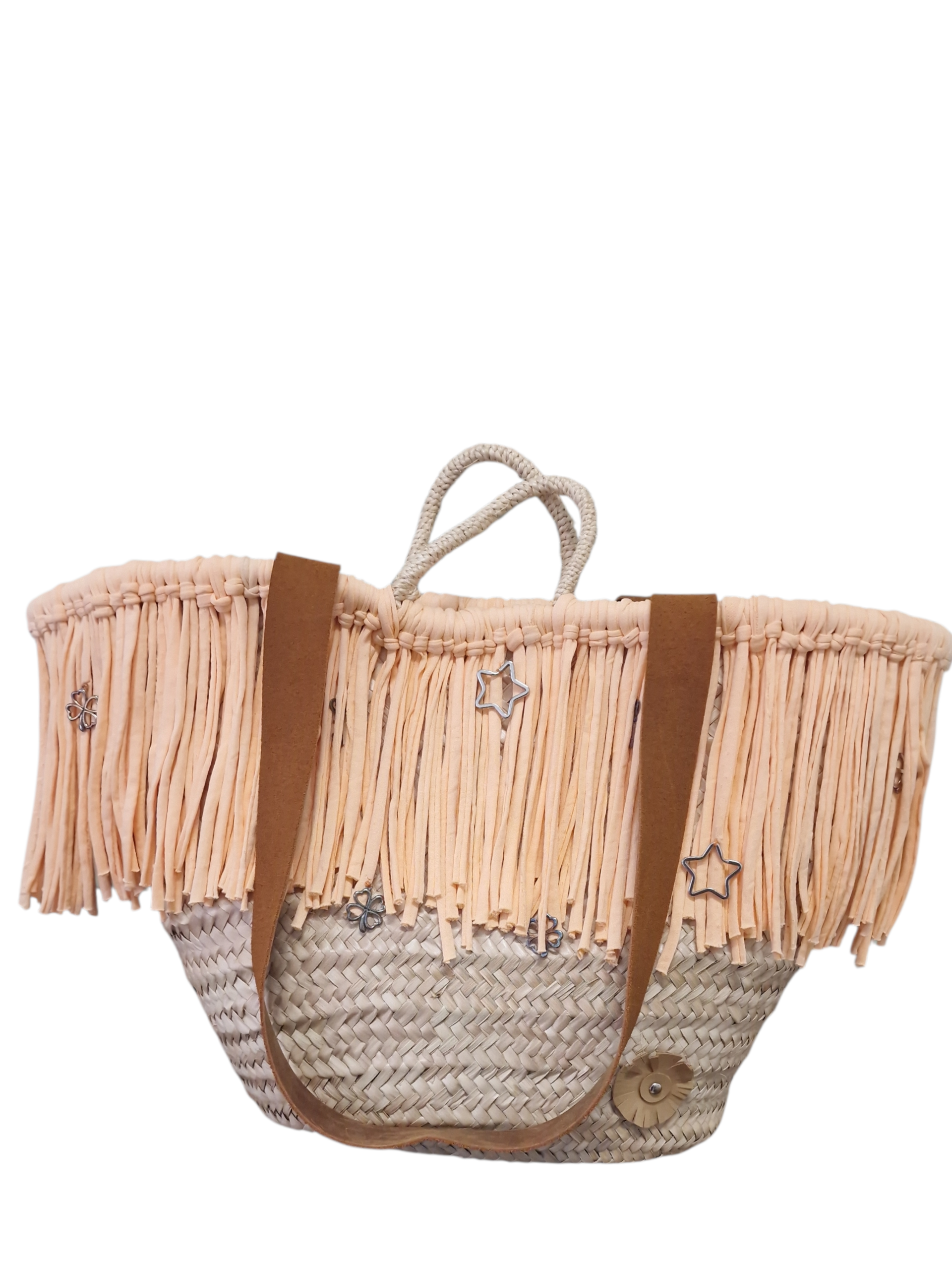 coffa linea mare della collezione ammuri , grande e versatile per le giornate in spiaggia , rivestita a mano in cotone a frange con charm in ciondoli e manici in cuoio