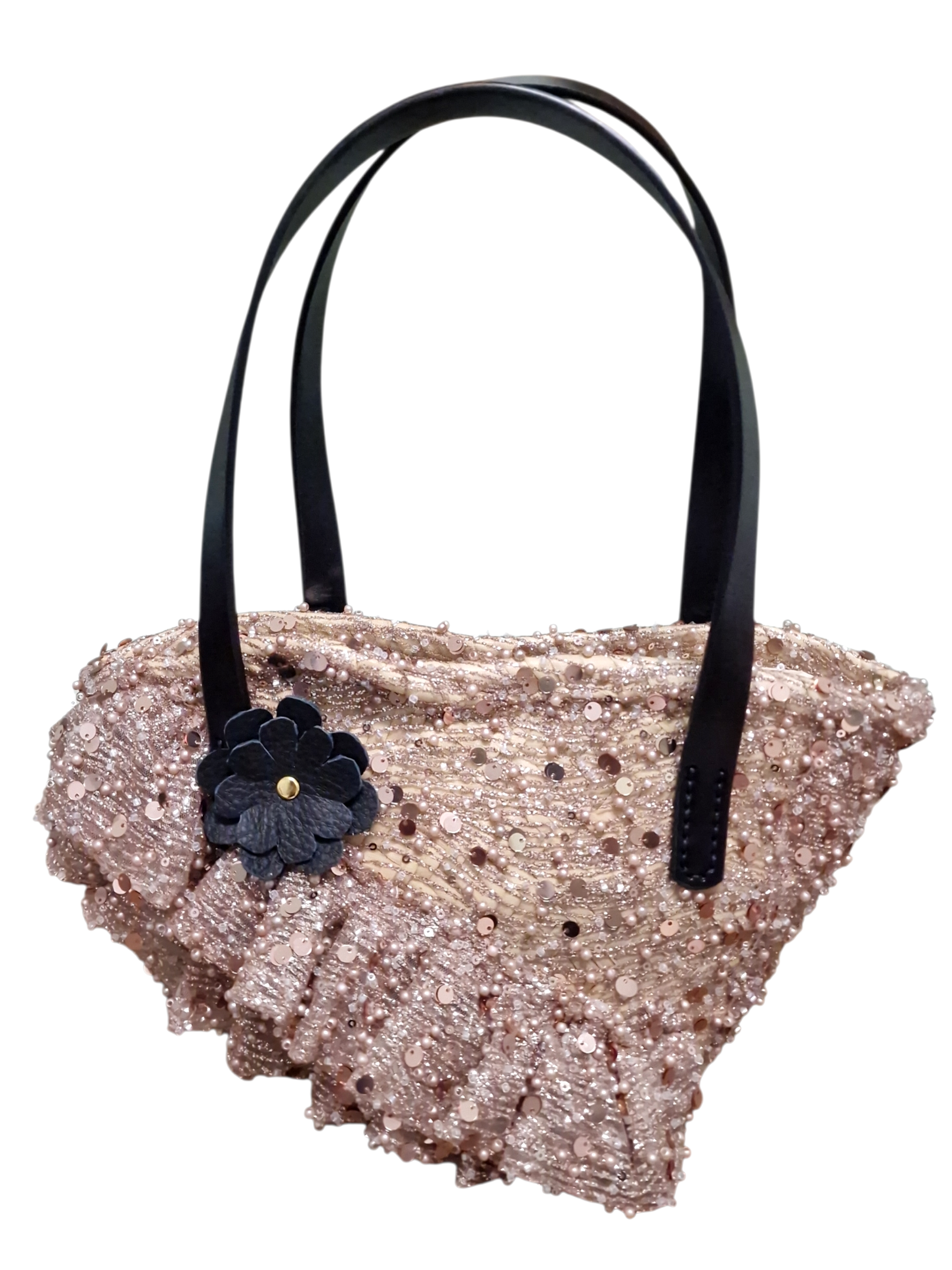 : Coffetta Ammuri Taormina rosa champagne con dettagli luminosi e fiore nero decorativo, vista frontale su sfondo bianco