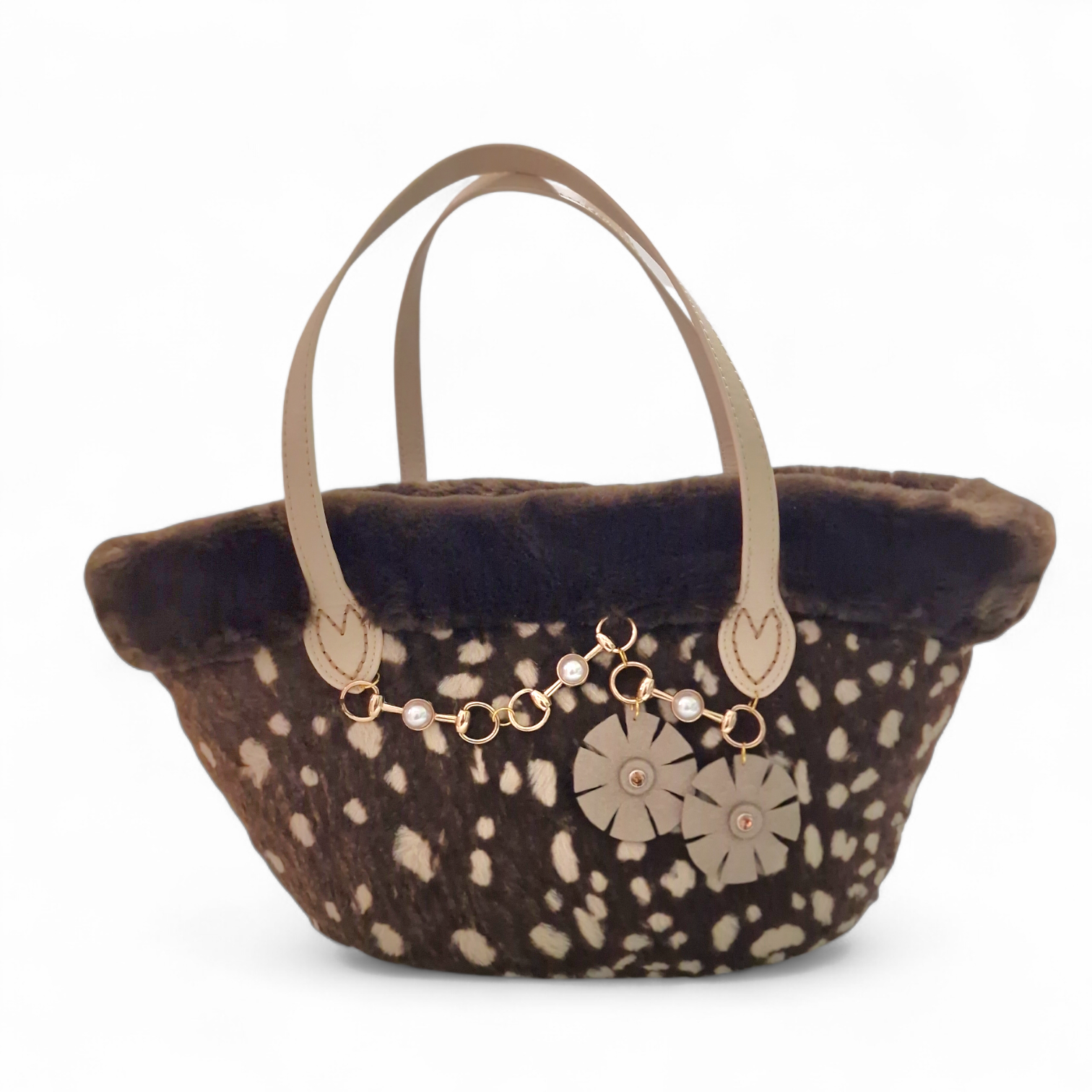 borsa coffa terra viva intrecciata a mano e rivestita in morbido cavallino sui toni del marrone con manici in pelle panna e charm fatti a mano